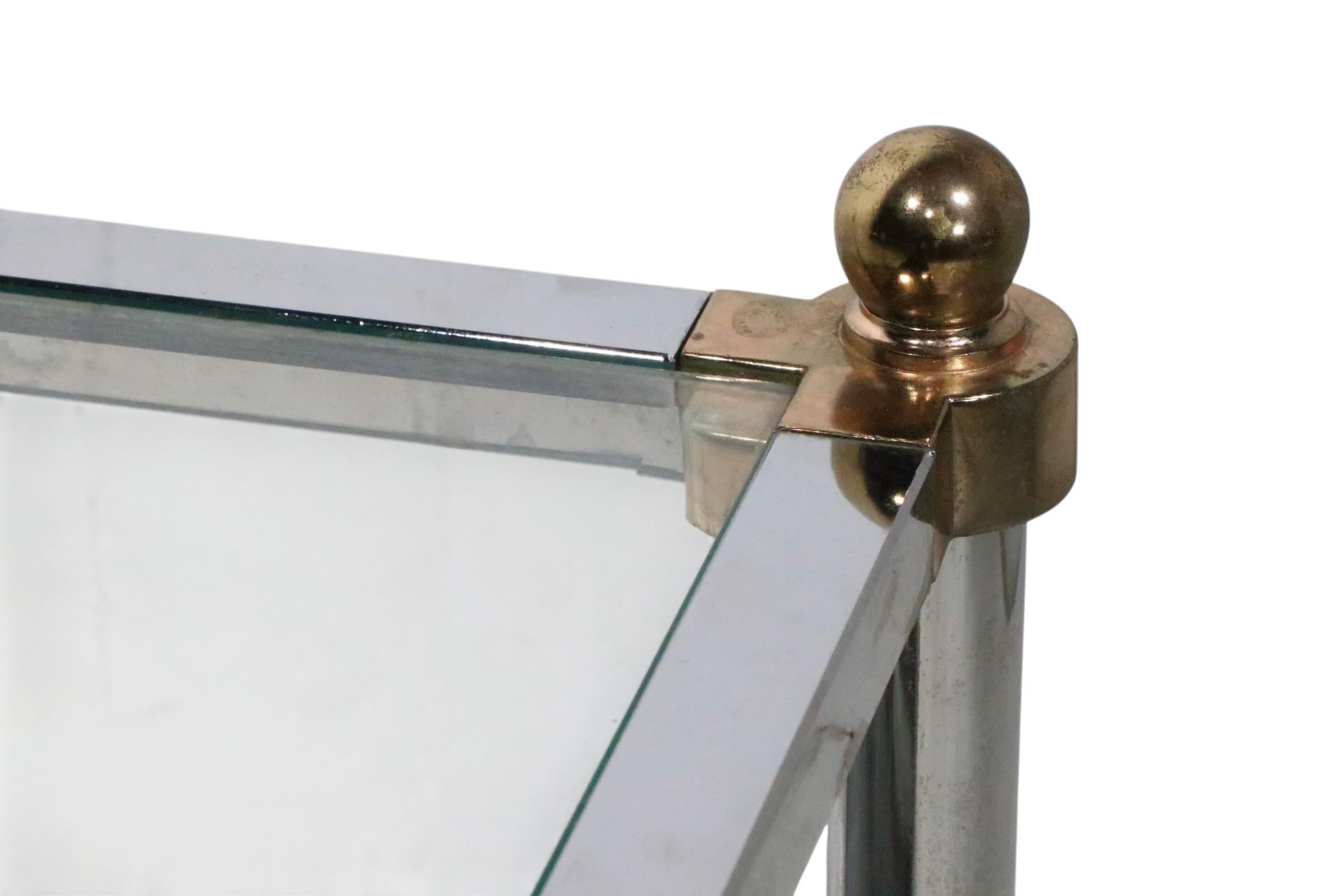 Plaqué Pr. Tables d'appoint Hollywood Regency en laiton chromé et verre d'après Maison Jansen en vente