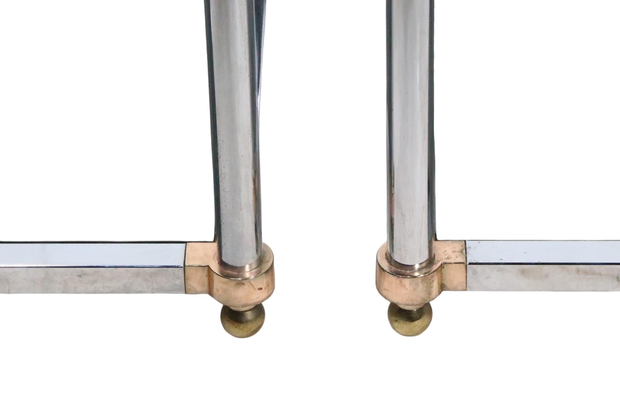 Pr. Tables d'appoint Hollywood Regency en laiton chromé et verre d'après Maison Jansen Bon état - En vente à New York, NY