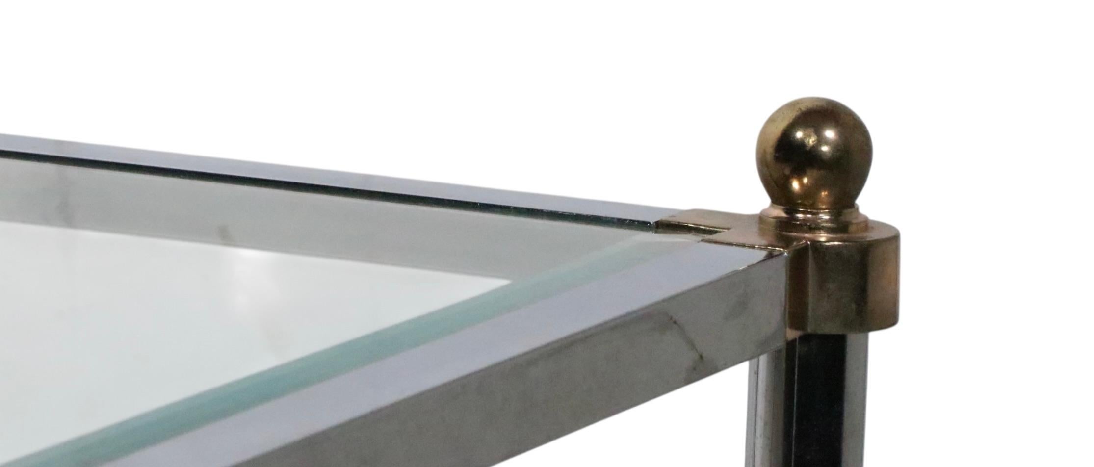 20ième siècle Pr. Tables d'appoint Hollywood Regency en laiton chromé et verre d'après Maison Jansen en vente