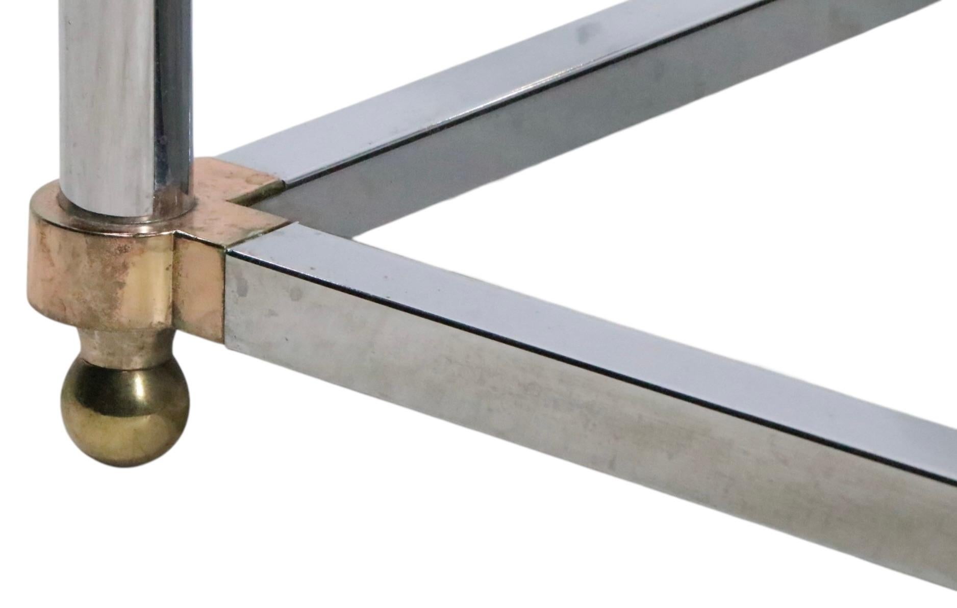 Laiton Pr. Tables d'appoint Hollywood Regency en laiton chromé et verre d'après Maison Jansen en vente