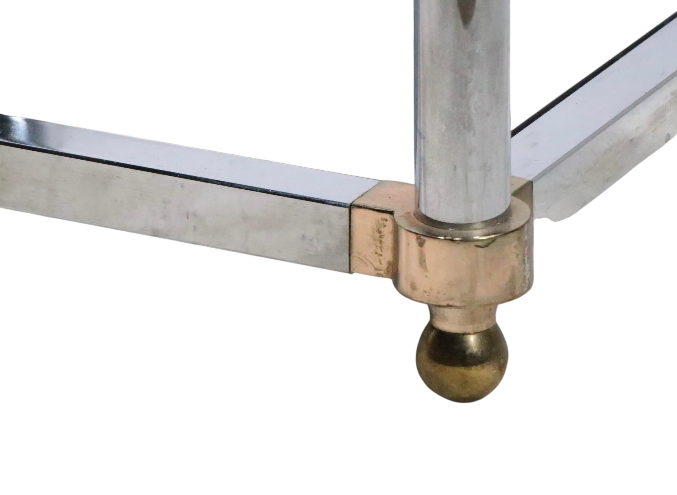 Pr. Tables d'appoint Hollywood Regency en laiton chromé et verre d'après Maison Jansen en vente 2