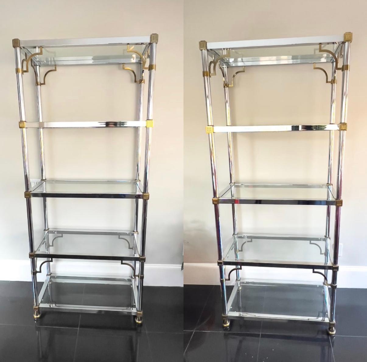 Questa coppia di étagères esemplifica l'opulenza elegante e la chiarezza architettonica del design Hollywood Regency reinterpretato negli anni '70. Ciascuna scaffalatura a giorno è realizzata in acciaio cromato lucido, con angoli e giunture in