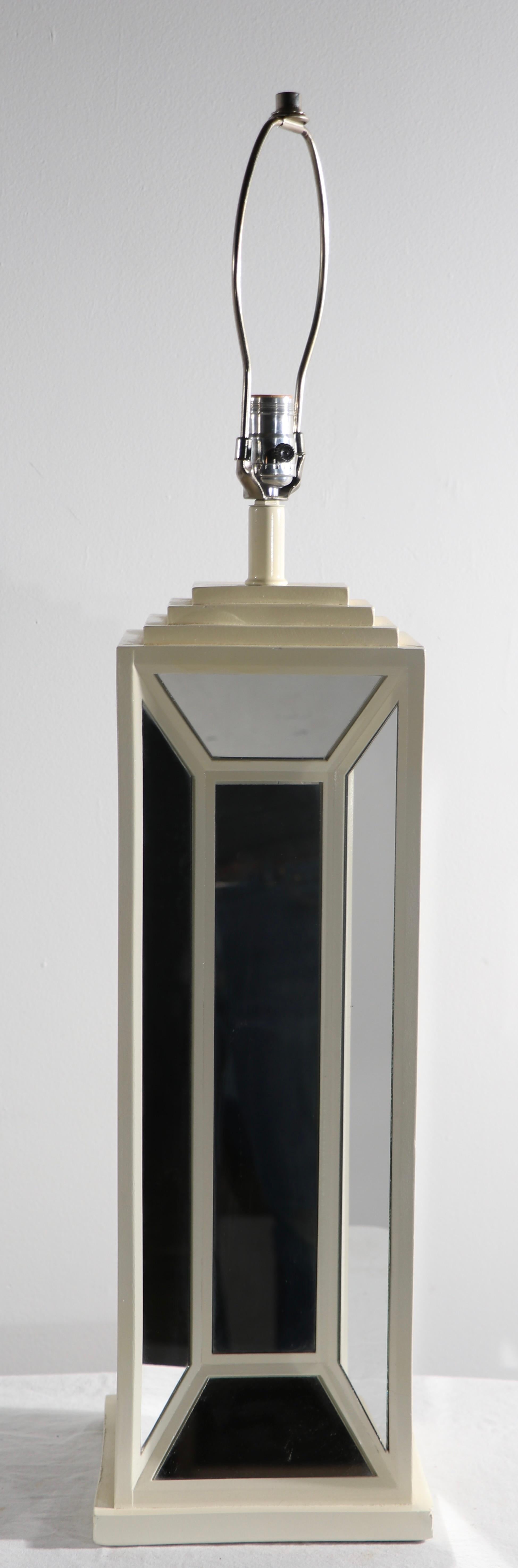 Voguesh, chic paire de lampes de table architecturales à miroir, par Max Blumberg, circa 1970-1980's. Les lampes présentent un corps dimensionnel, avec des panneaux géométriques en verre miroir. Les deux sont en très bon état, original, propre et