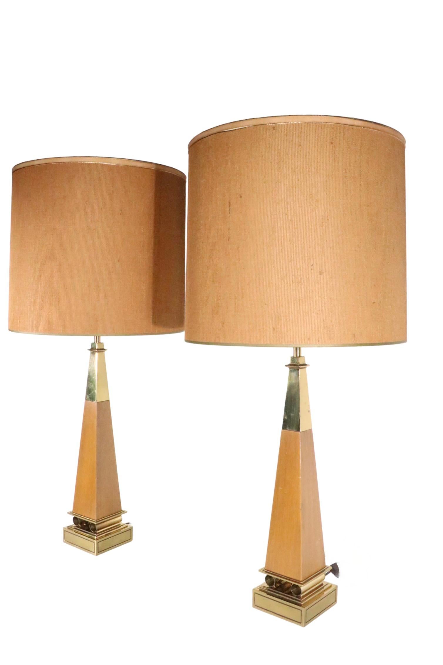 Merveilleuse paire de lampes de table en forme d'obélisque fabriquées par Stiffel, design attribué à Tommi Parzinger. Les lampes sont toutes deux en très bon état, d'origine, propres et fonctionnelles, ne présentant qu'une légère usure cosmétique, 