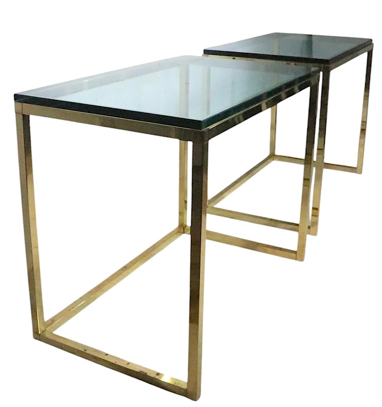 Pr. Tables postmodernes Hollywood Regency en verre et laiton fabriquées en Italie  1970/80's en vente 4