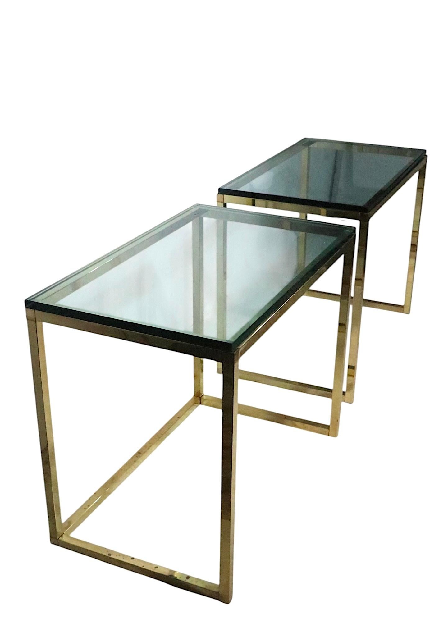 Pr. Tables postmodernes Hollywood Regency en verre et laiton fabriquées en Italie  1970/80's en vente 5