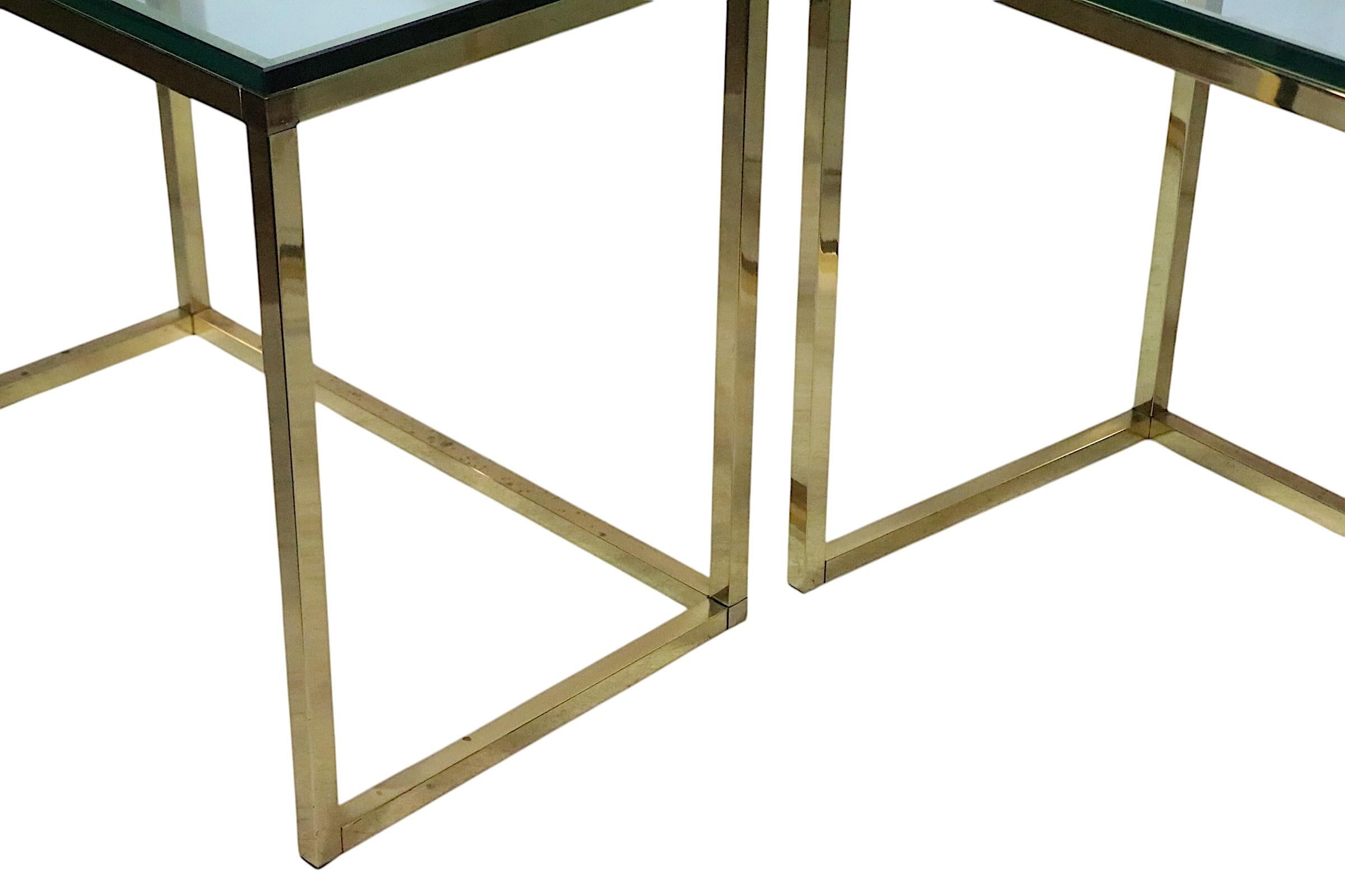 Pr. Tables postmodernes Hollywood Regency en verre et laiton fabriquées en Italie  1970/80's en vente 8