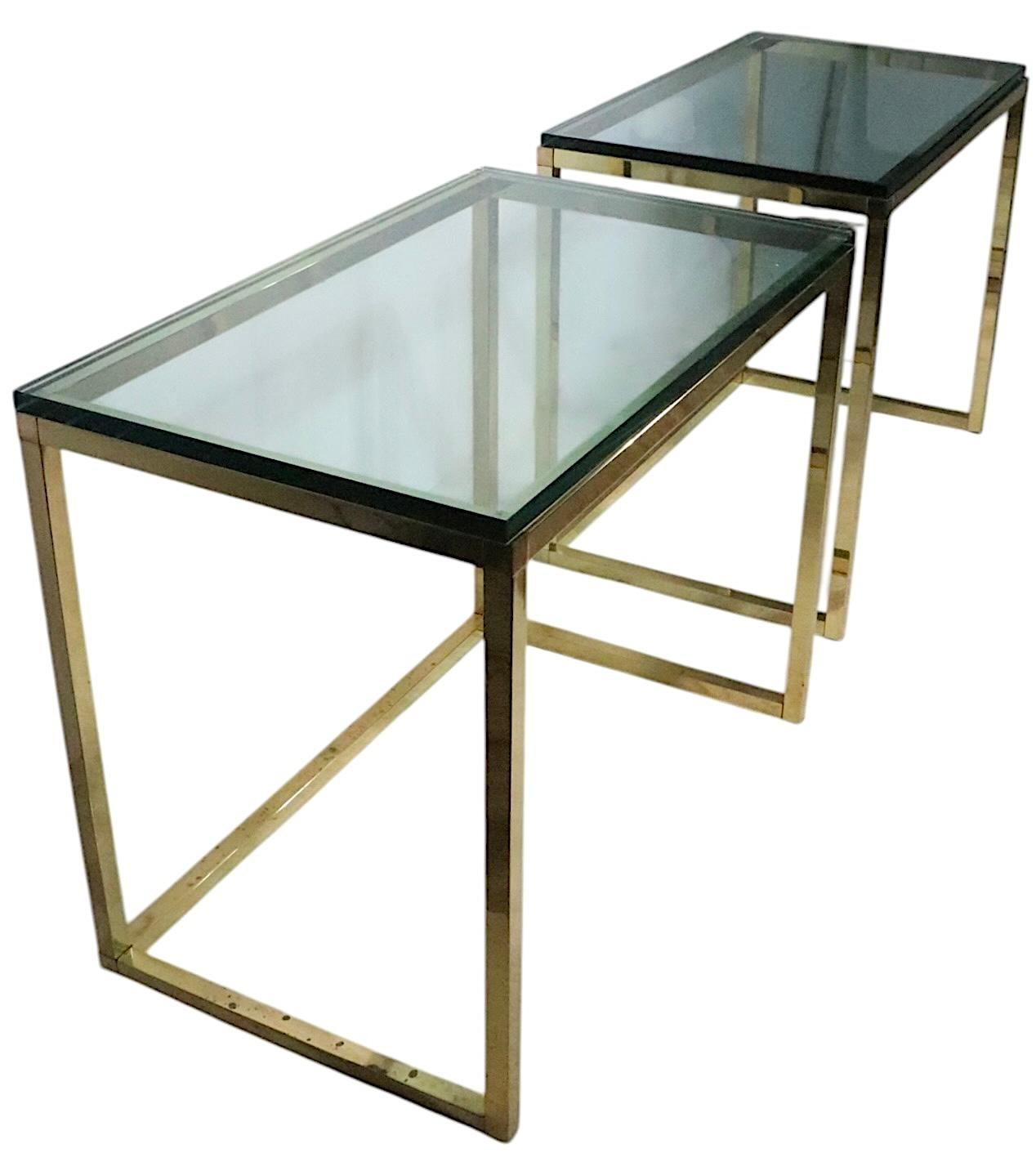 Pr. Tables postmodernes Hollywood Regency en verre et laiton fabriquées en Italie  1970/80's en vente 11