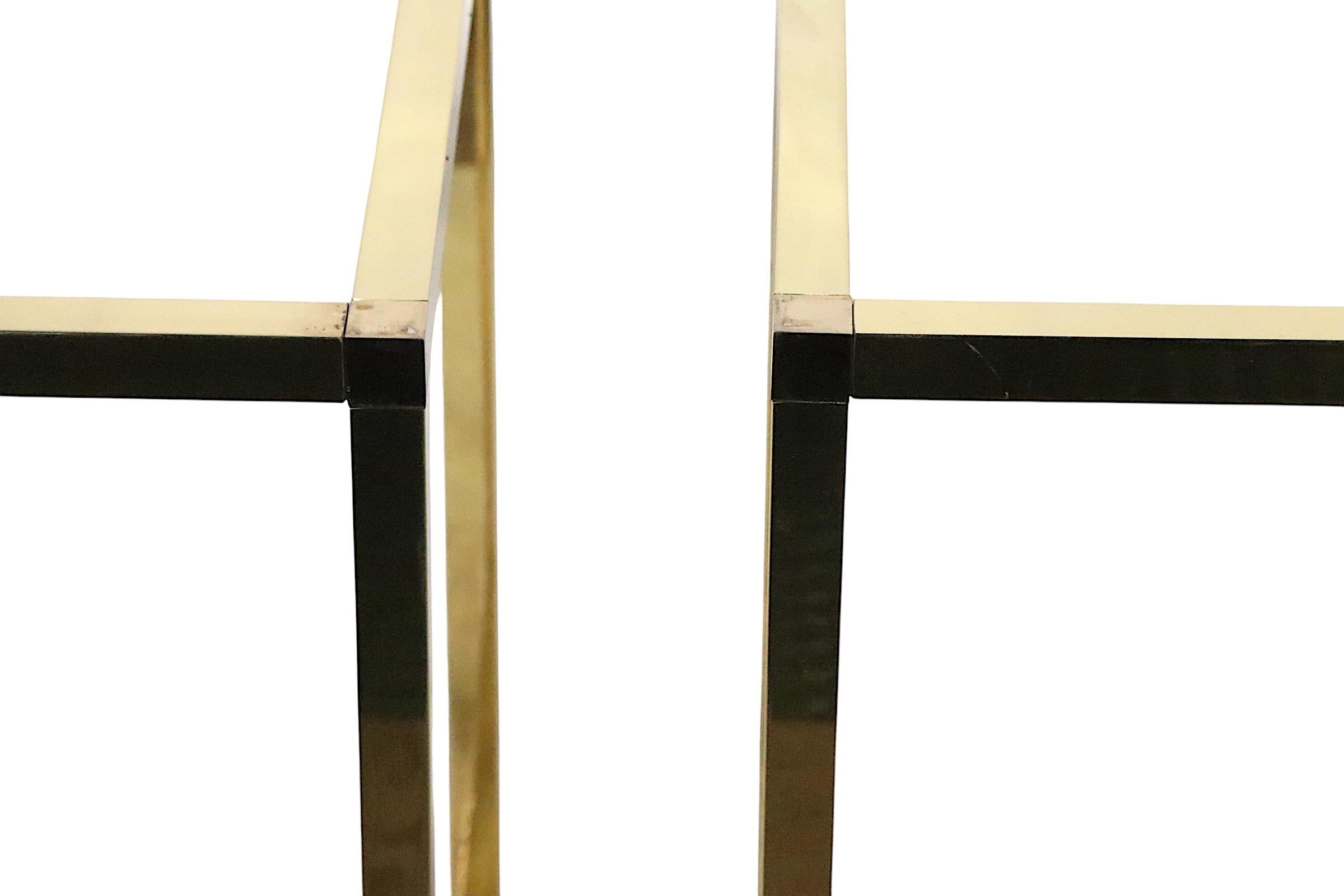 Paire de tables d'appoint assorties, très chic, avec des cadres en laiton quadrillé et des plateaux en verre trempé épais.
 Le design rappelle Milo Baughman, Design Institute America, etc. Nous pensons que ces objets ont été fabriqués en Italie vers