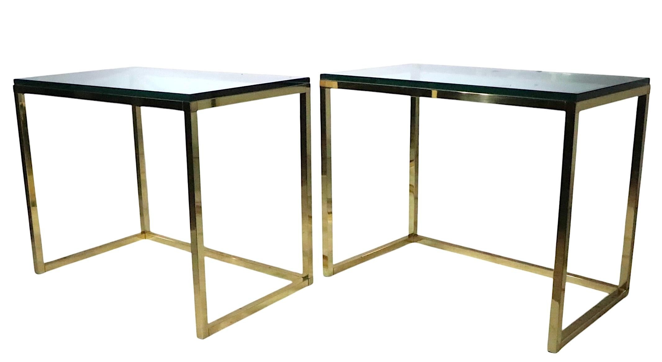 Laiton Pr. Tables postmodernes Hollywood Regency en verre et laiton fabriquées en Italie  1970/80's en vente