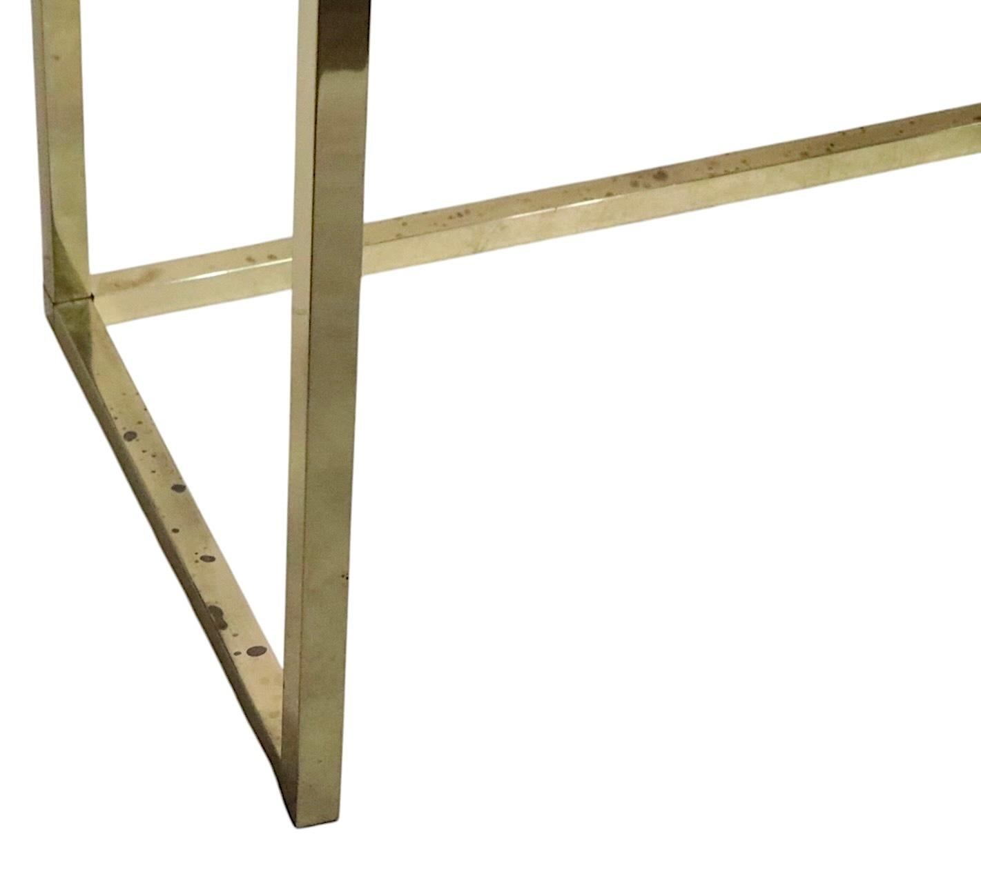 Pr. Tables postmodernes Hollywood Regency en verre et laiton fabriquées en Italie  1970/80's en vente 1
