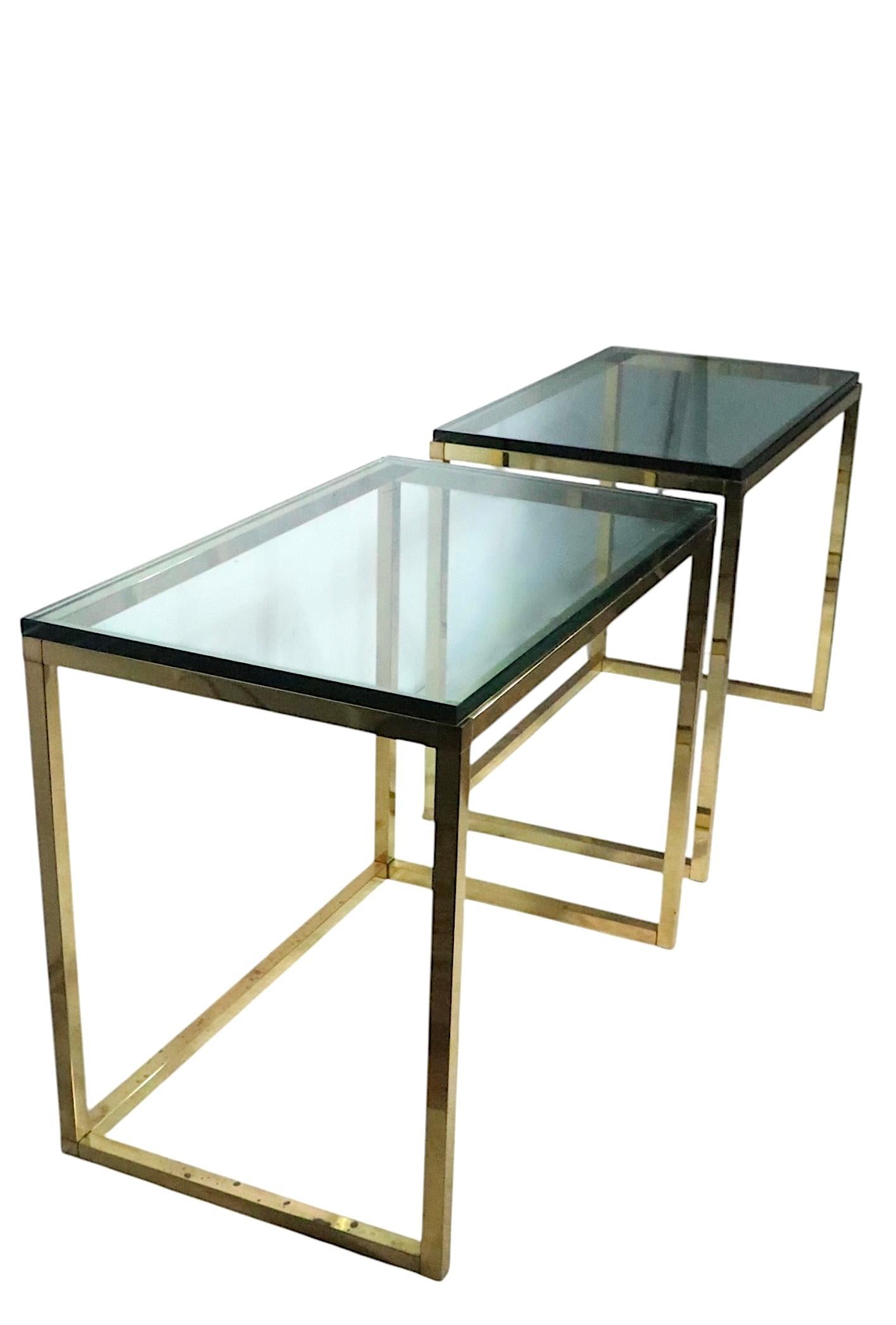 Pr. Tables postmodernes Hollywood Regency en verre et laiton fabriquées en Italie  1970/80's en vente 3