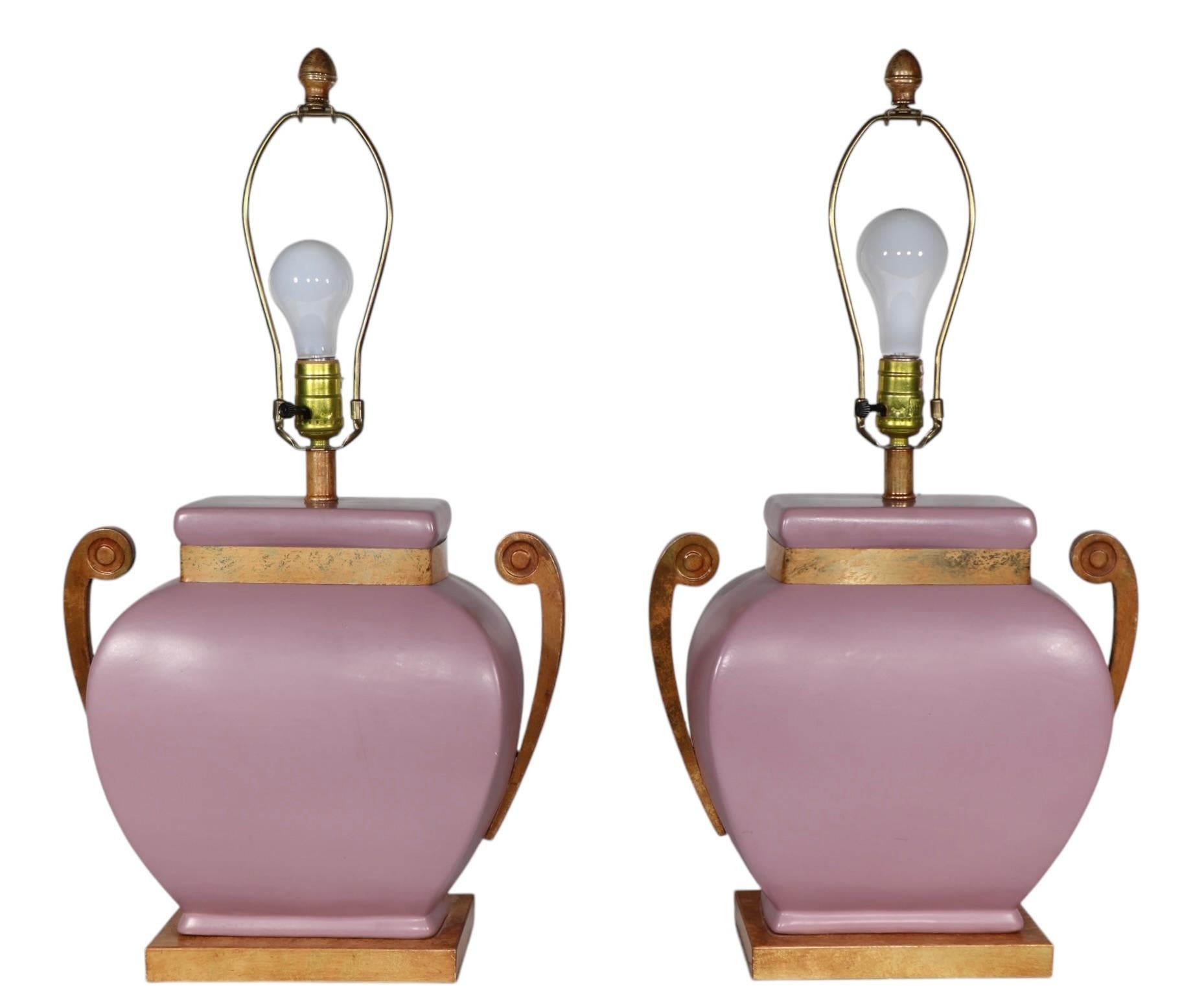 Lampes de table Hollywood Regency en céramique mauve avec éléments en métal faux laiton en vente 4