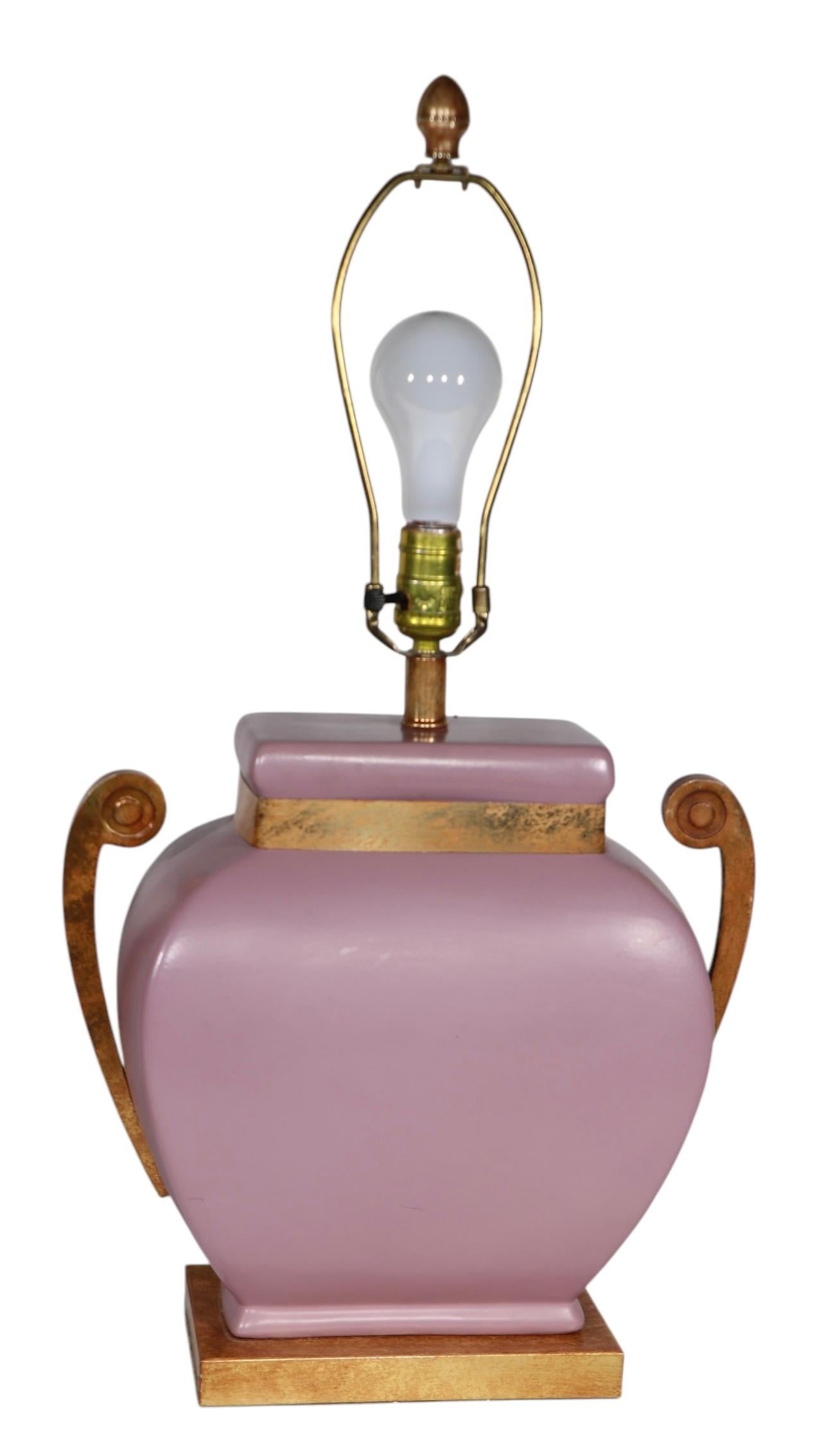 Lampes de table Hollywood Regency en céramique mauve avec éléments en métal faux laiton en vente 5
