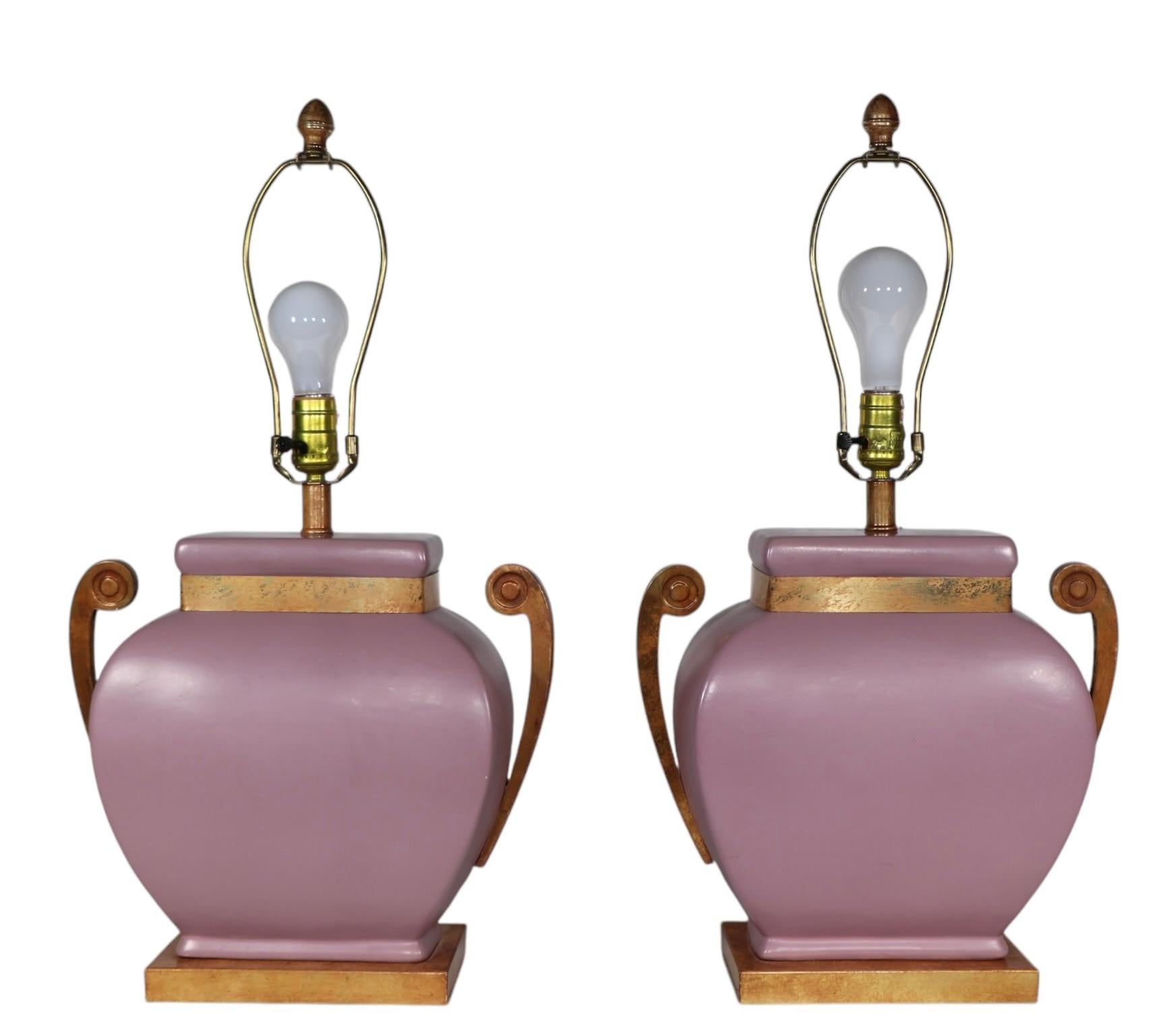 Lampes de table Hollywood Regency en céramique mauve avec éléments en métal faux laiton en vente 6