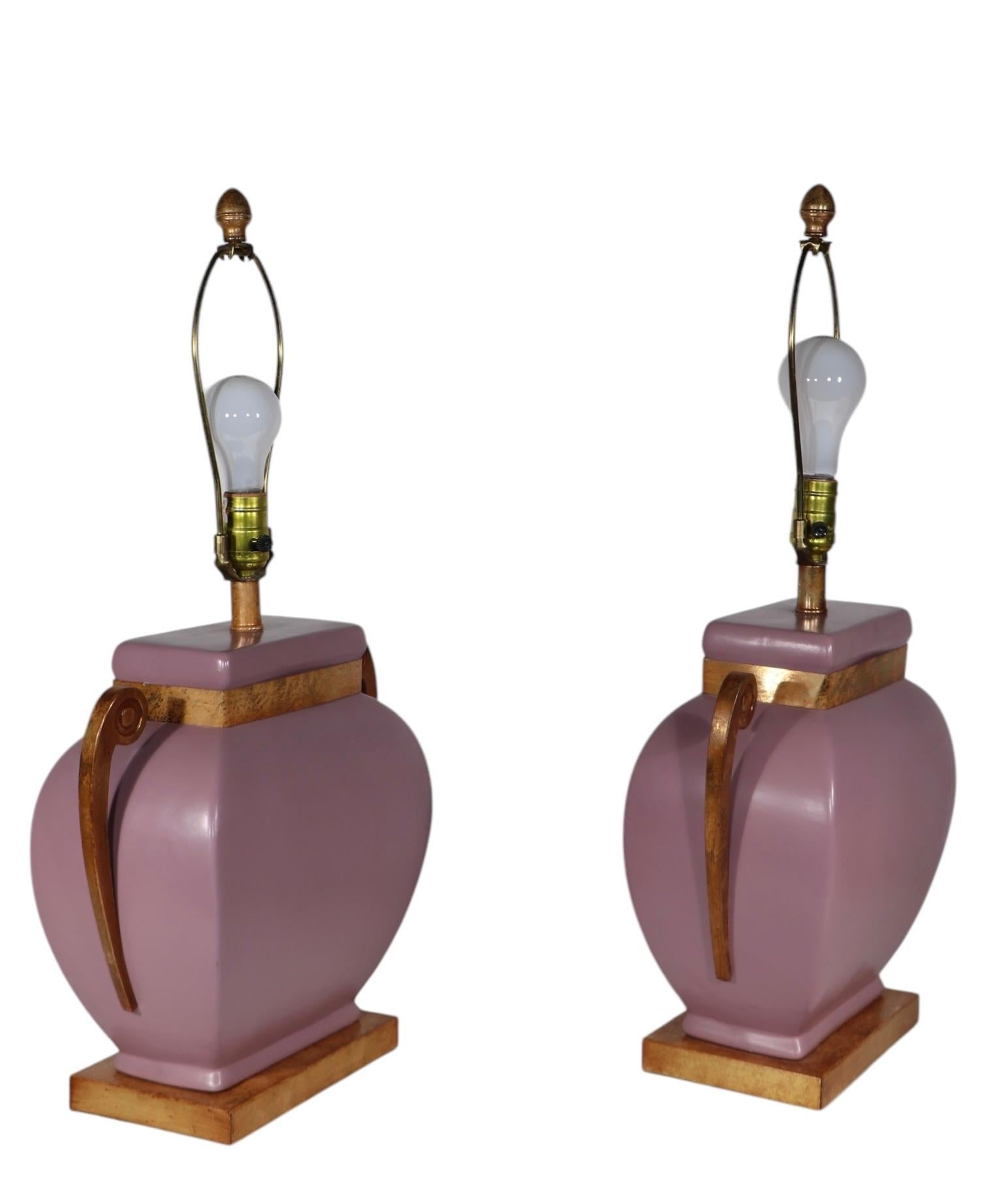 Lampes de table Hollywood Regency en céramique mauve avec éléments en métal faux laiton en vente 7