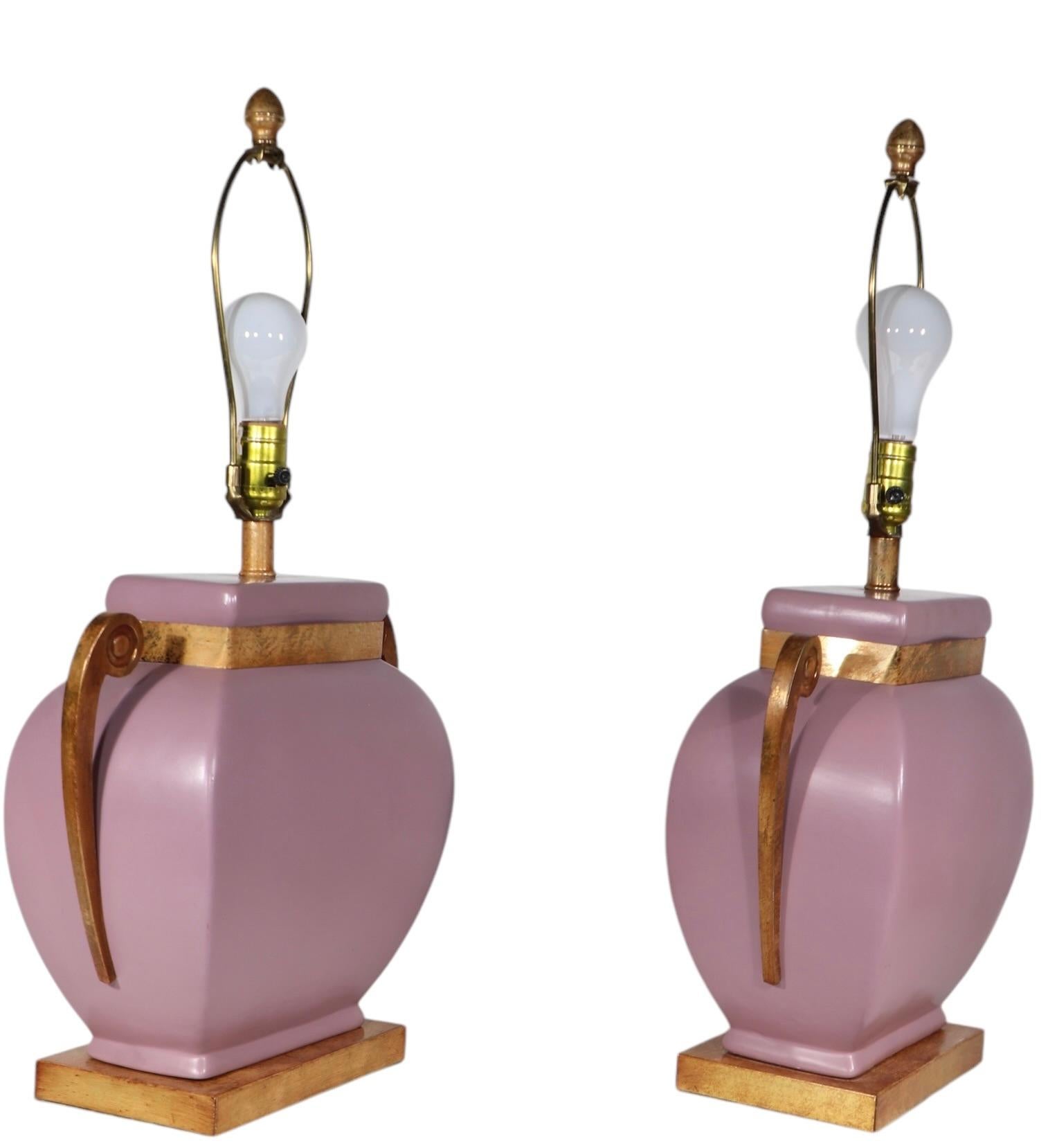 Lampes de table Hollywood Regency en céramique mauve avec éléments en métal faux laiton en vente 8