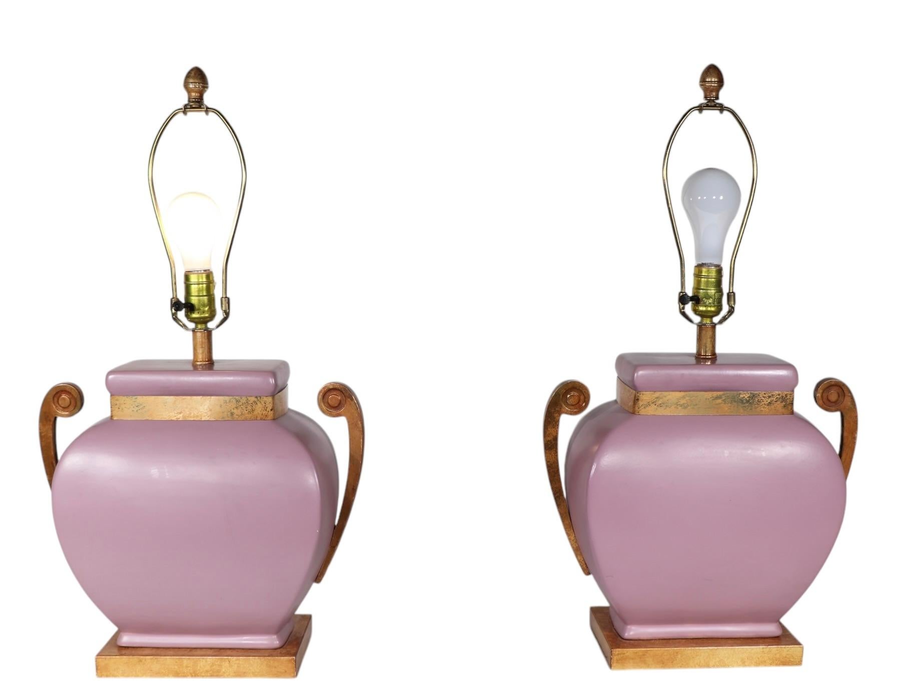 Lampes de table Hollywood Regency en céramique mauve avec éléments en métal faux laiton en vente 9
