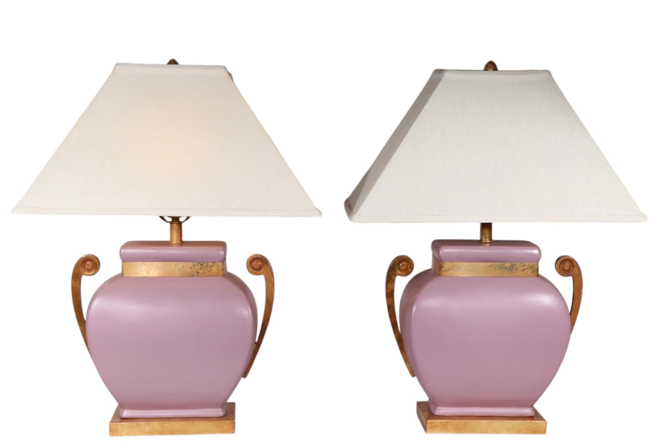 Lampes de table Hollywood Regency en céramique mauve avec éléments en métal faux laiton en vente 10
