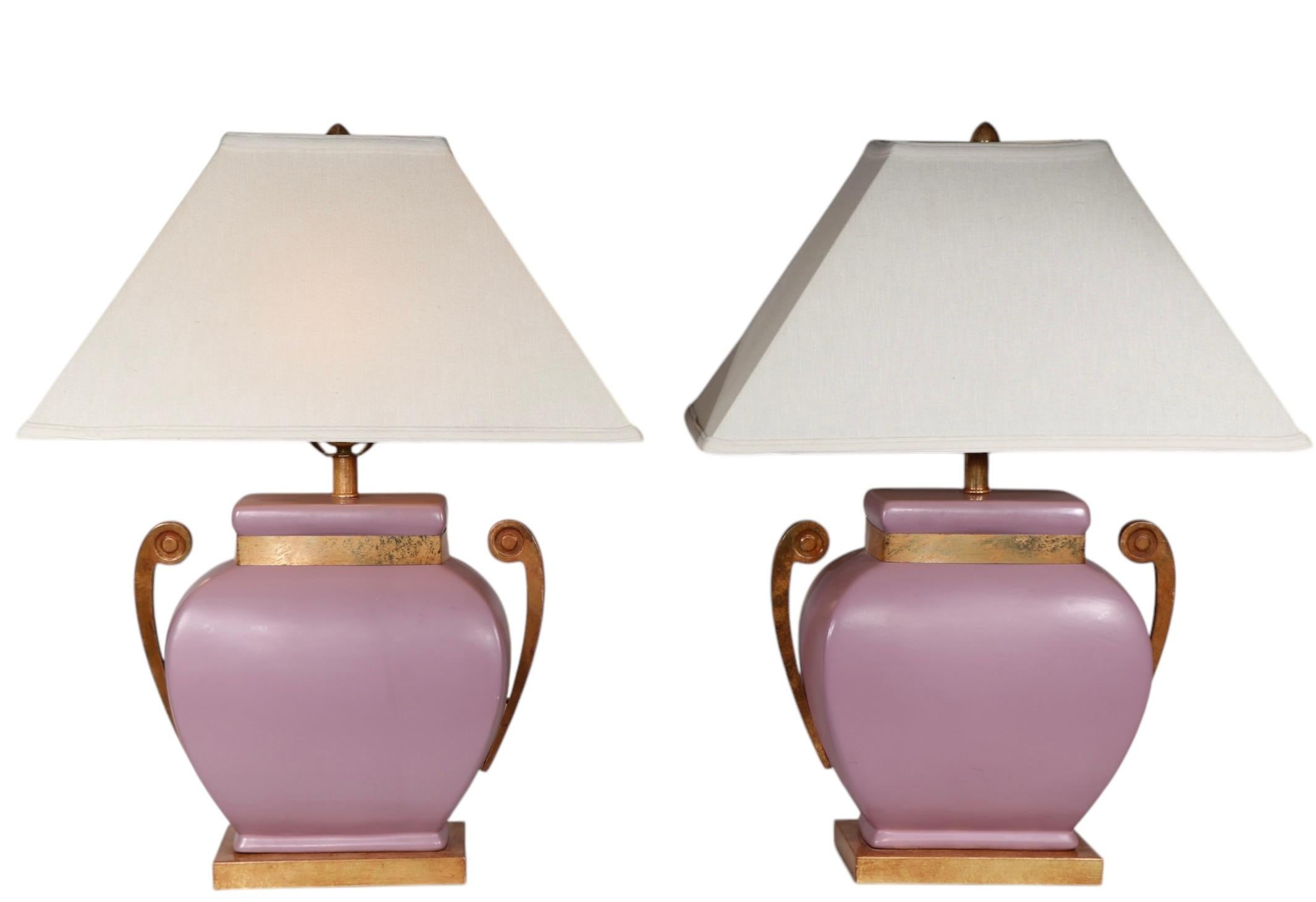 Lampes de table Hollywood Regency en céramique mauve avec éléments en métal faux laiton en vente 11