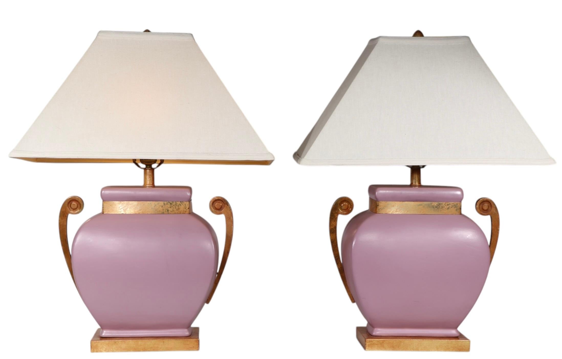 Lampes de table Hollywood Regency en céramique mauve avec éléments en métal faux laiton en vente 12