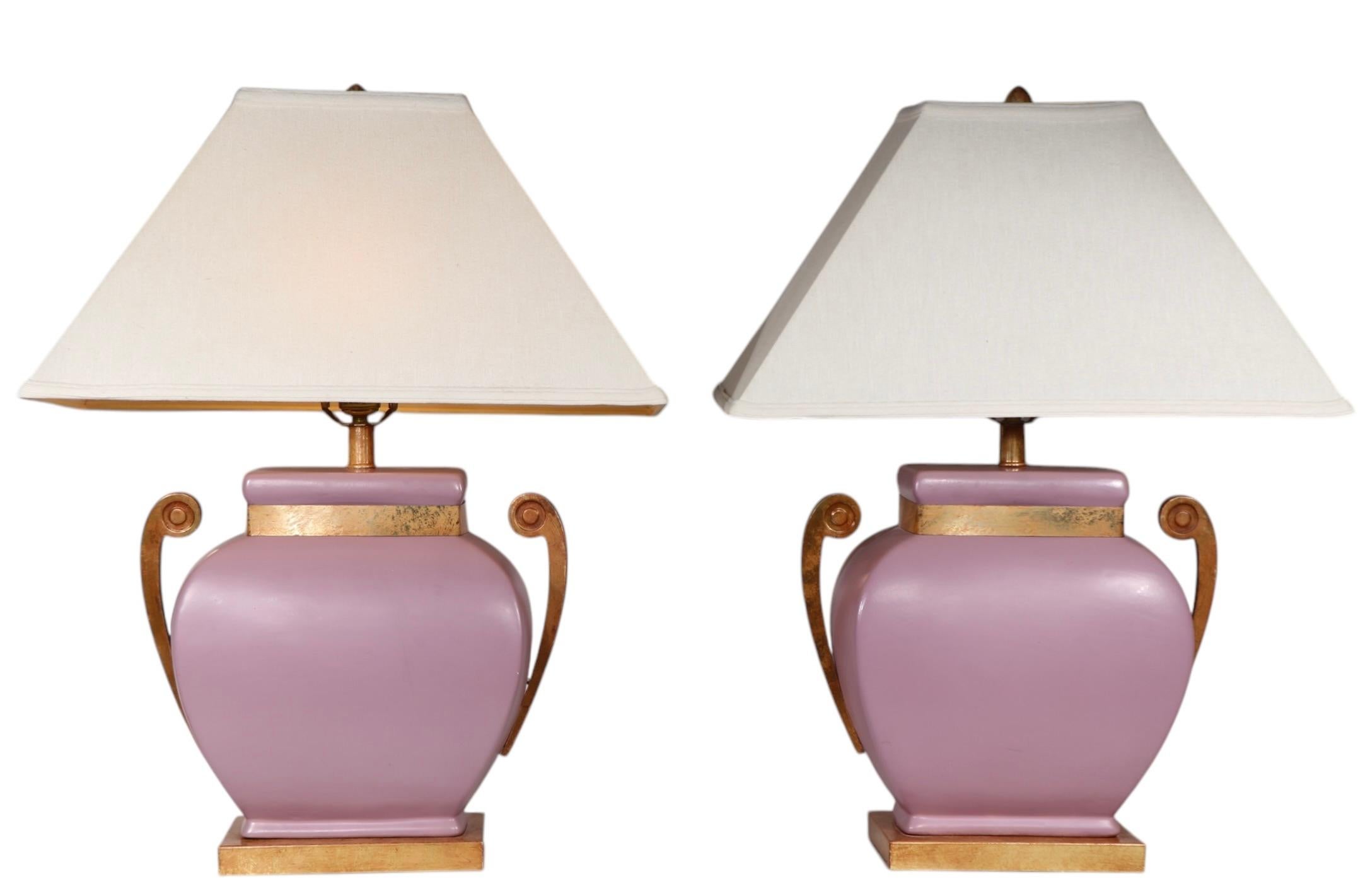 Lampes de table Hollywood Regency en céramique mauve avec éléments en métal faux laiton en vente 13