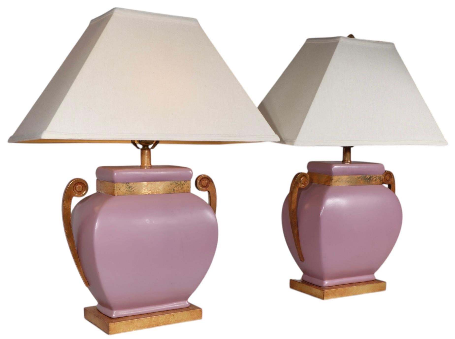 Lampes de table Hollywood Regency en céramique mauve avec éléments en métal faux laiton en vente 14