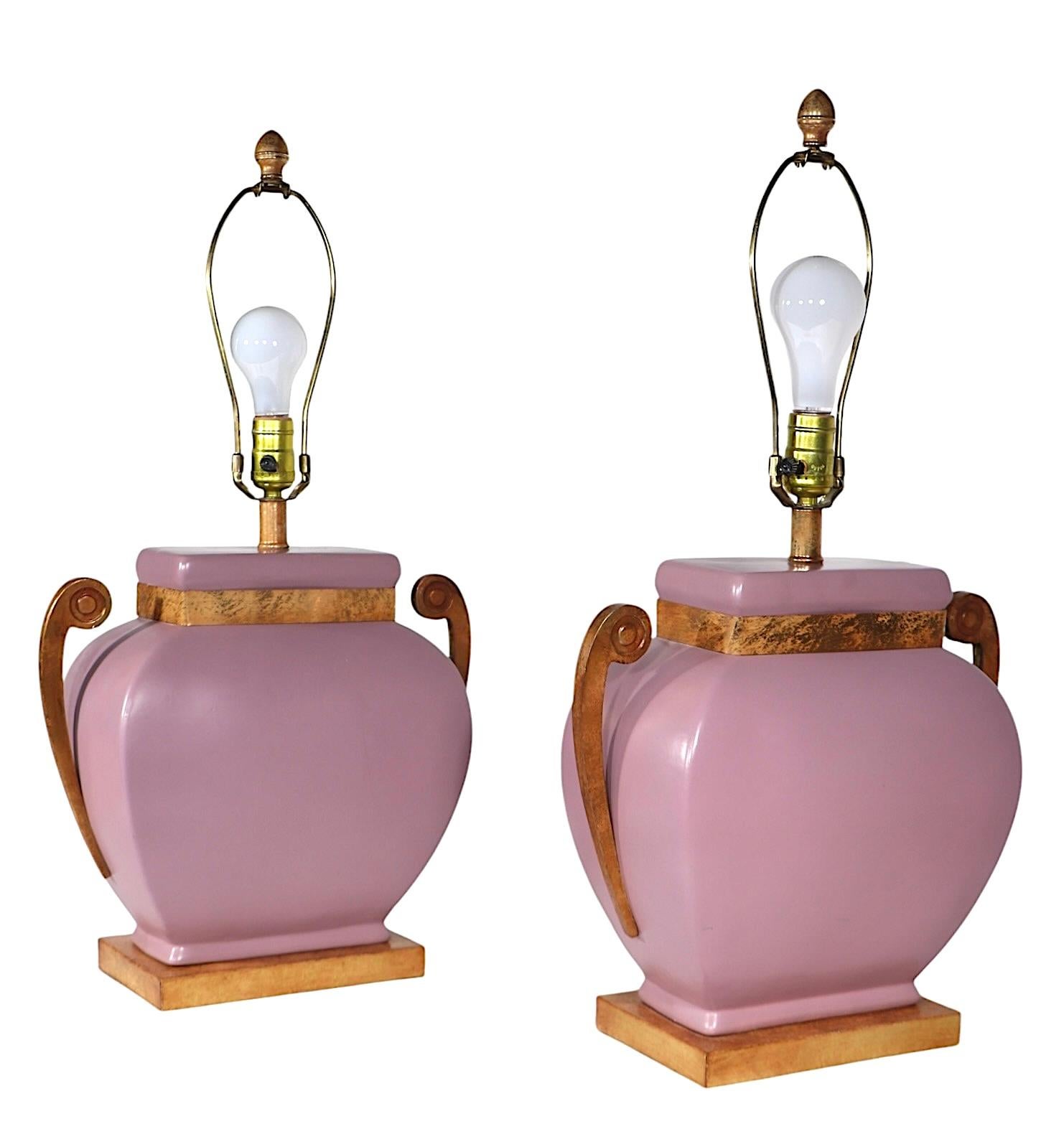 Américain Lampes de table Hollywood Regency en céramique mauve avec éléments en métal faux laiton en vente