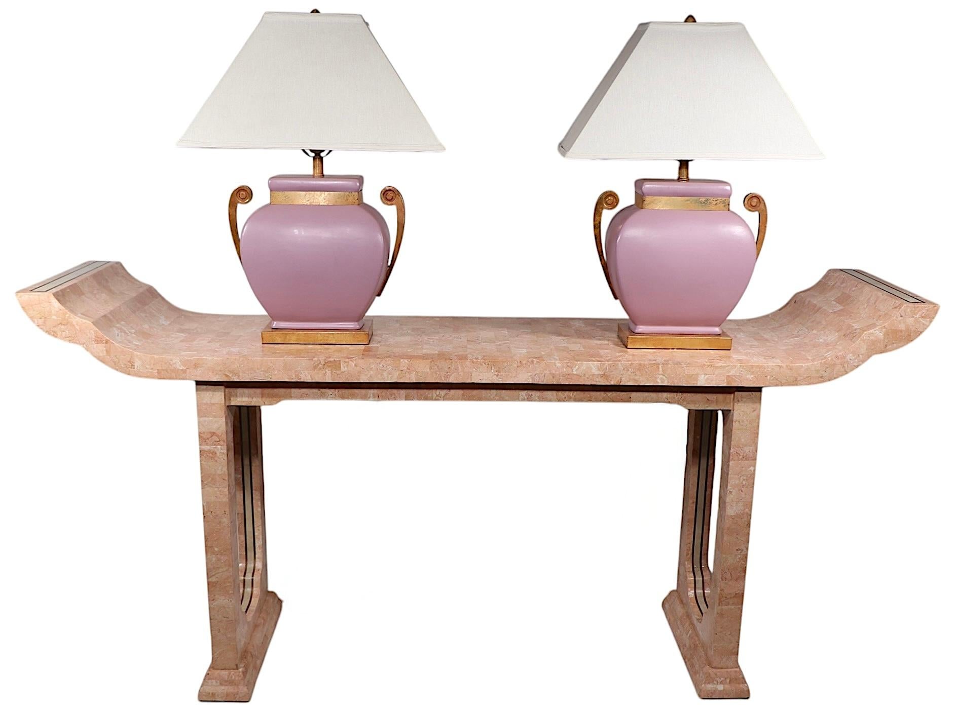 Lampes de table Hollywood Regency en céramique mauve avec éléments en métal faux laiton Bon état - En vente à New York, NY