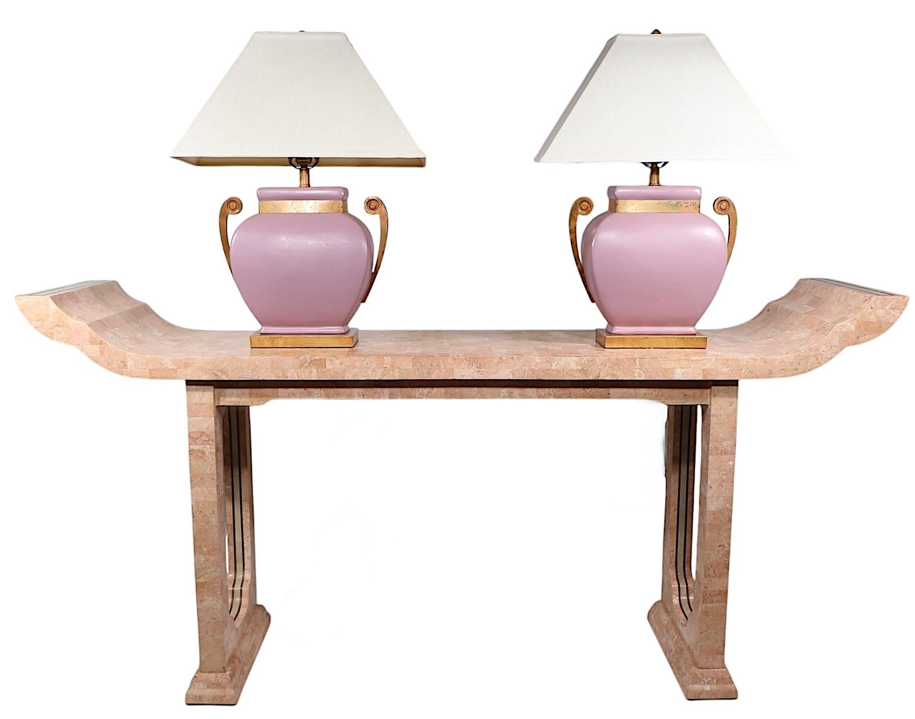 20ième siècle Lampes de table Hollywood Regency en céramique mauve avec éléments en métal faux laiton en vente