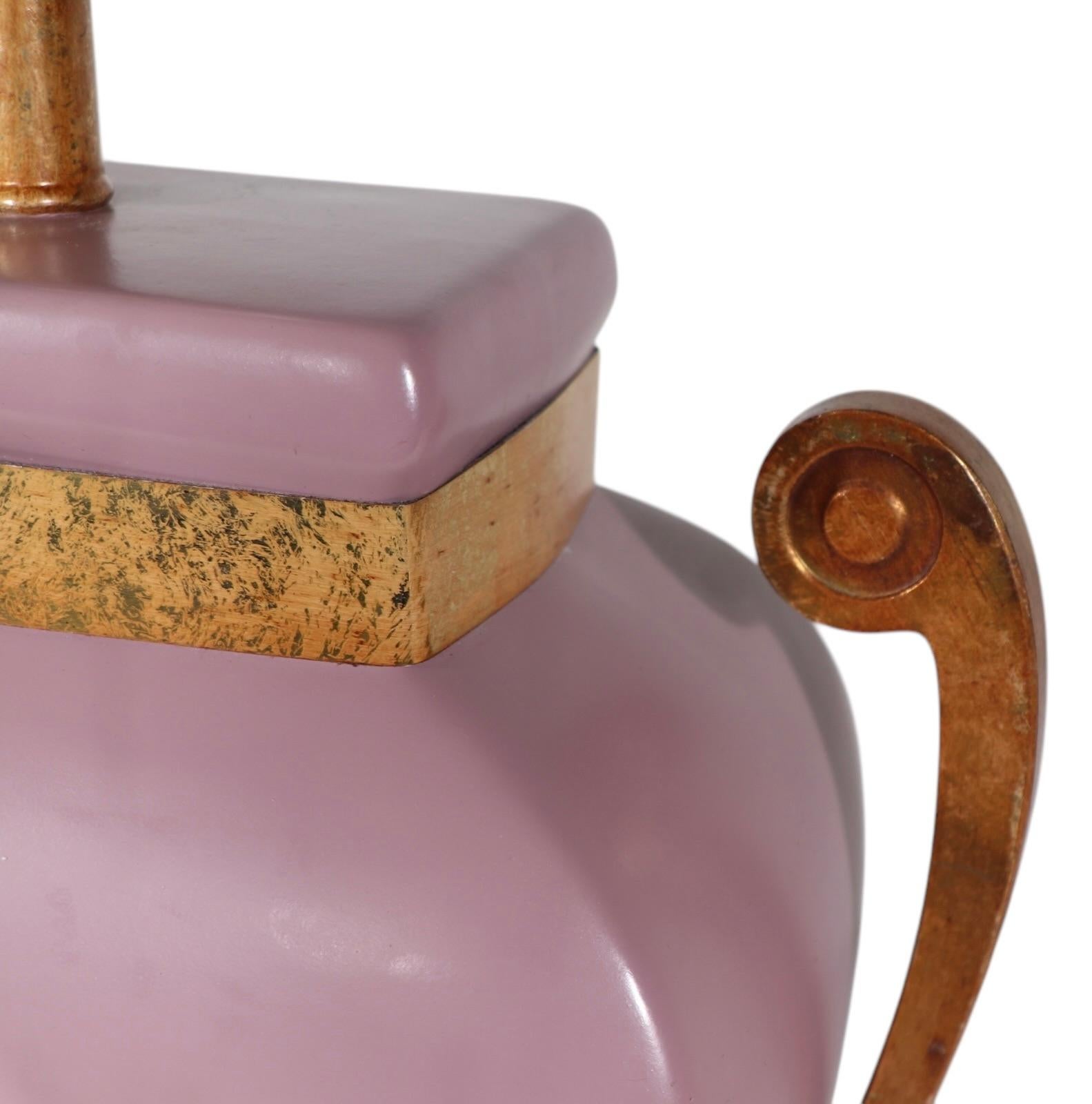 Métal Lampes de table Hollywood Regency en céramique mauve avec éléments en métal faux laiton en vente