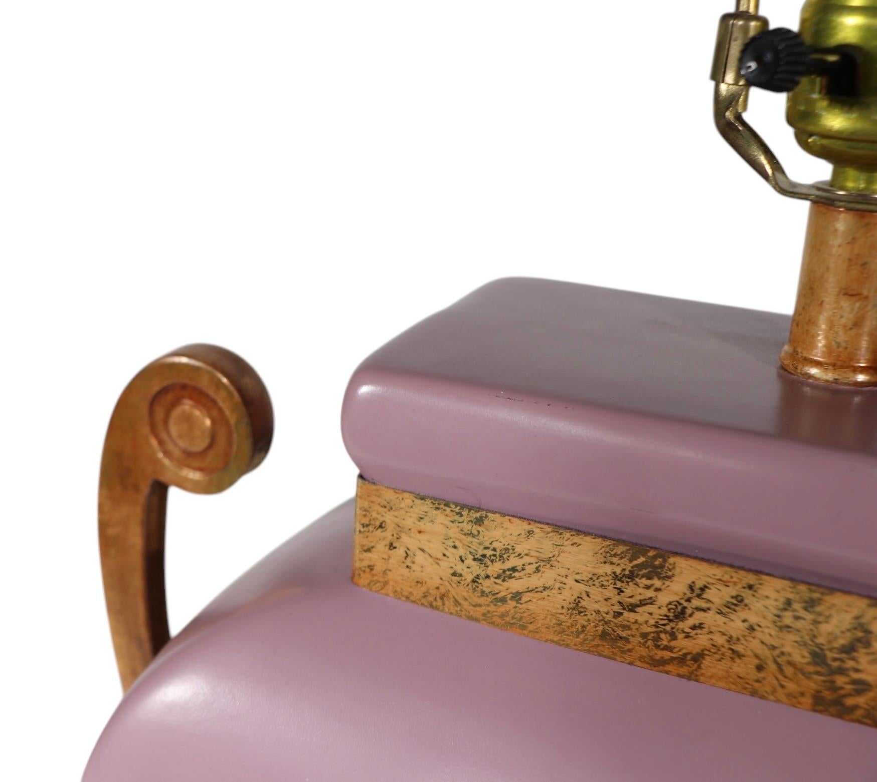 Lampes de table Hollywood Regency en céramique mauve avec éléments en métal faux laiton en vente 1