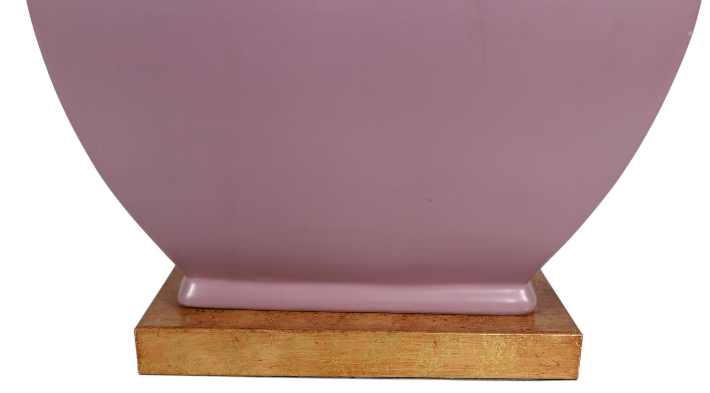 Lampes de table Hollywood Regency en céramique mauve avec éléments en métal faux laiton en vente 2