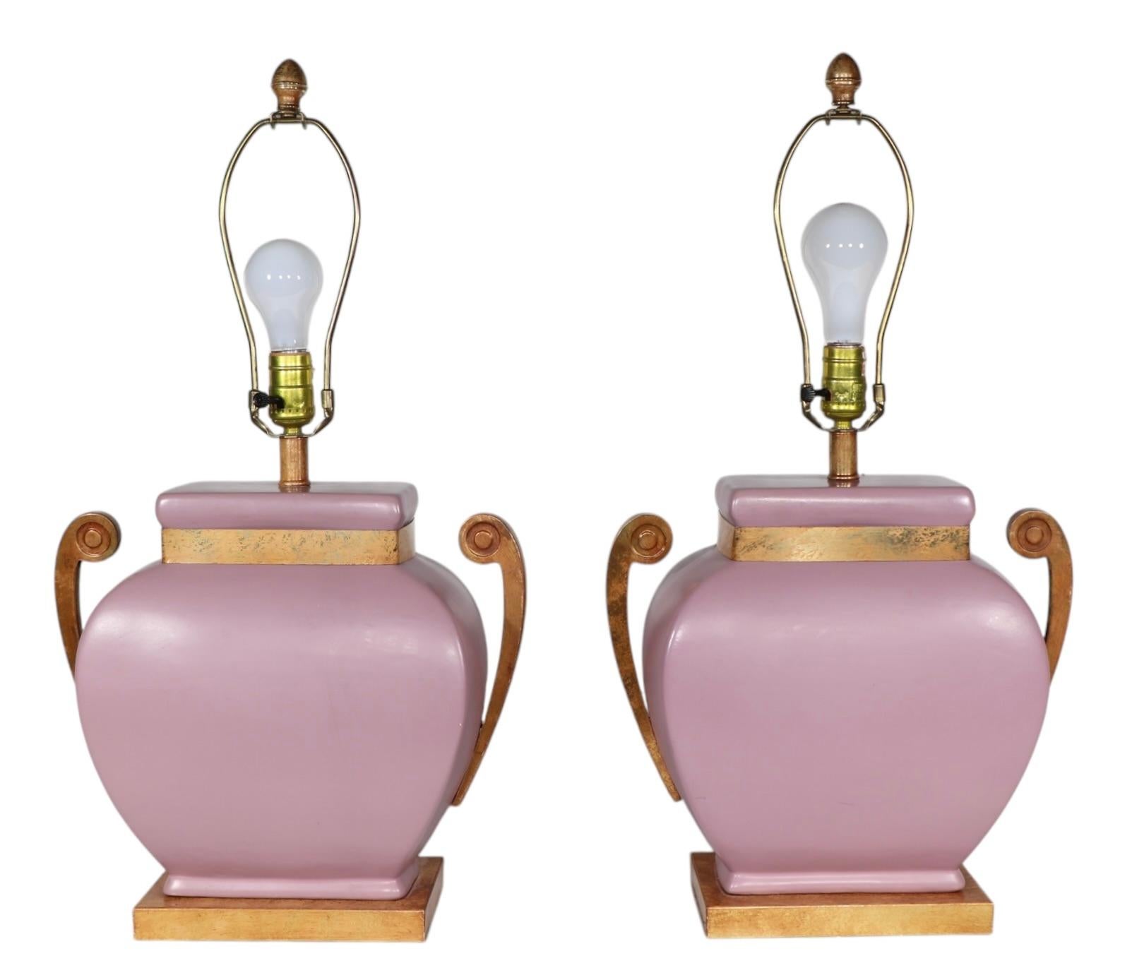 Lampes de table Hollywood Regency en céramique mauve avec éléments en métal faux laiton en vente 3