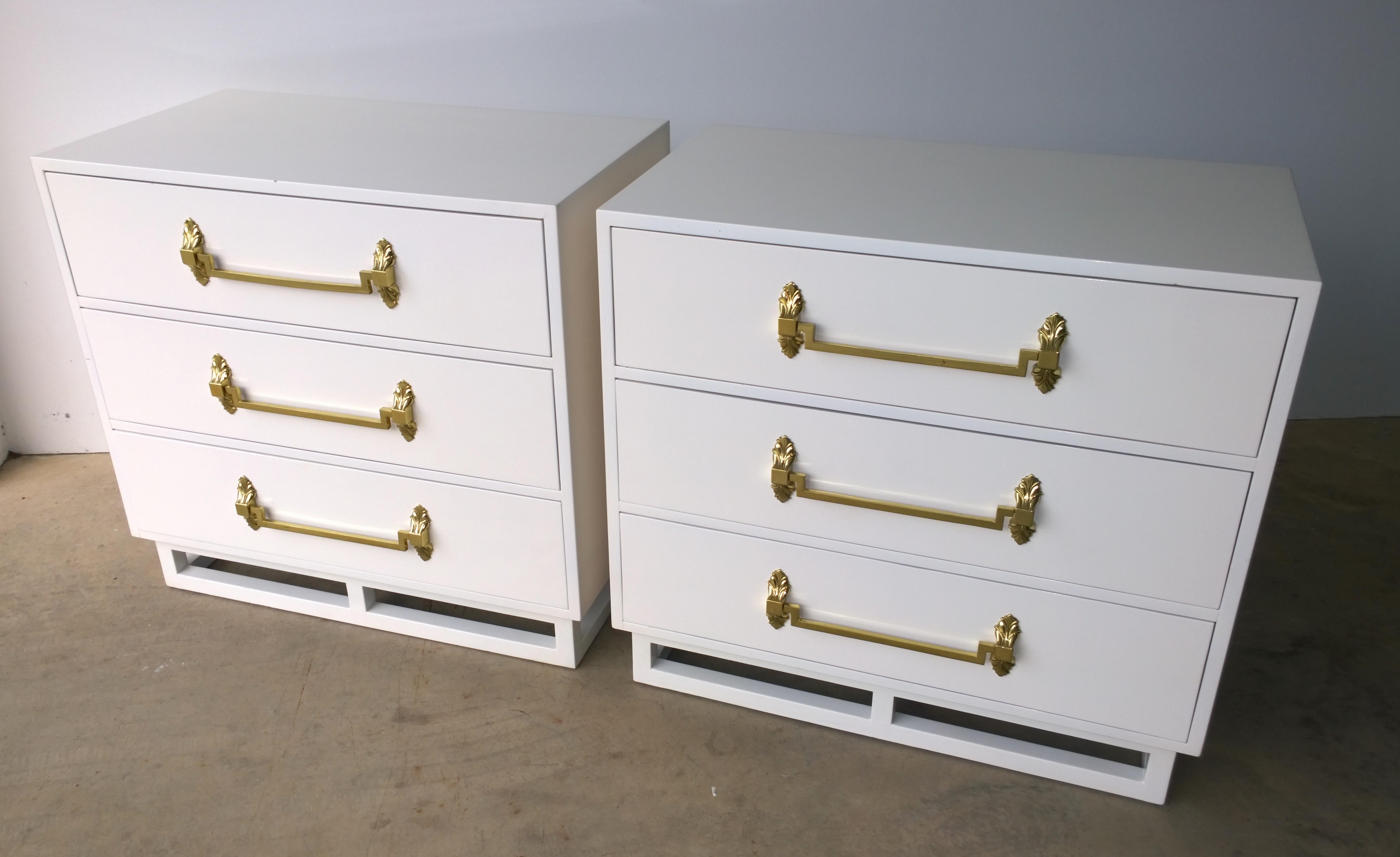 American Pair of White Lacquered & Brass Decorative Pulls Grosfeld House Chest of Drawers For Sale
