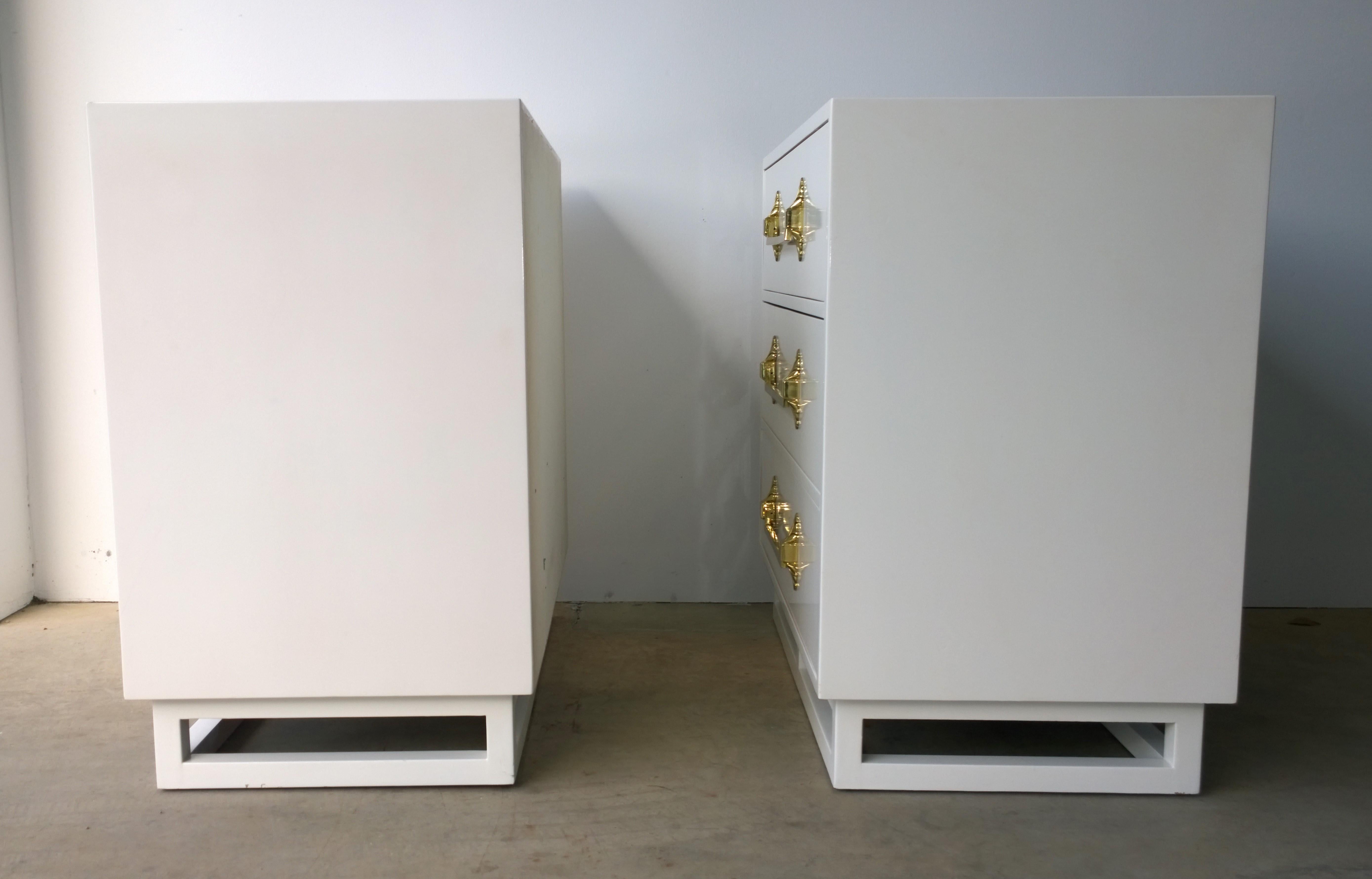 Pair of White Lacquered & Brass Decorative Pulls Grosfeld House Chest of Drawers In Good Condition For Sale In Houston, TX