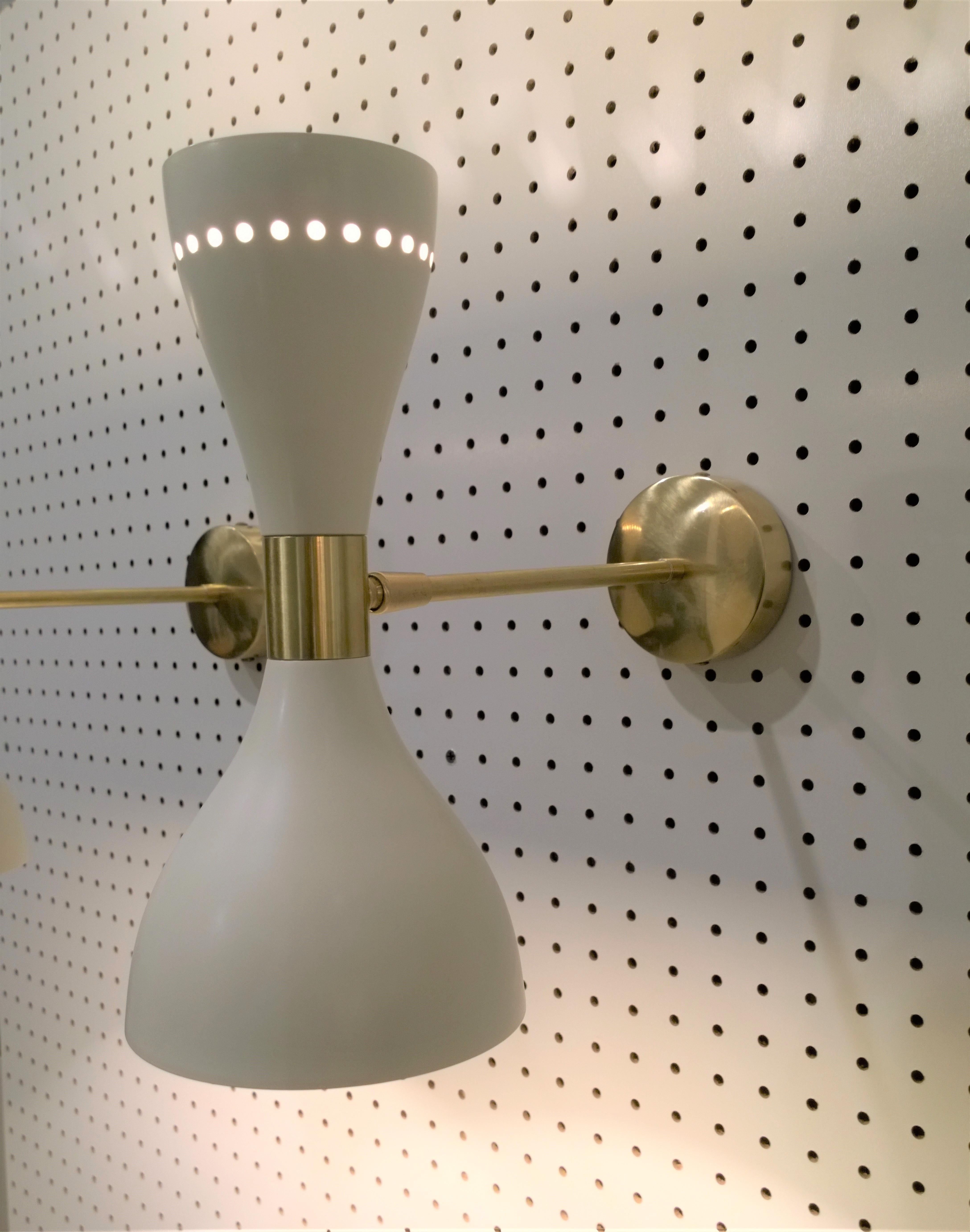 2 Italian Mid-Century Modern Stilnovo Style White Enamel Metal and Brass Sconces In Good Condition In Houston, TX
