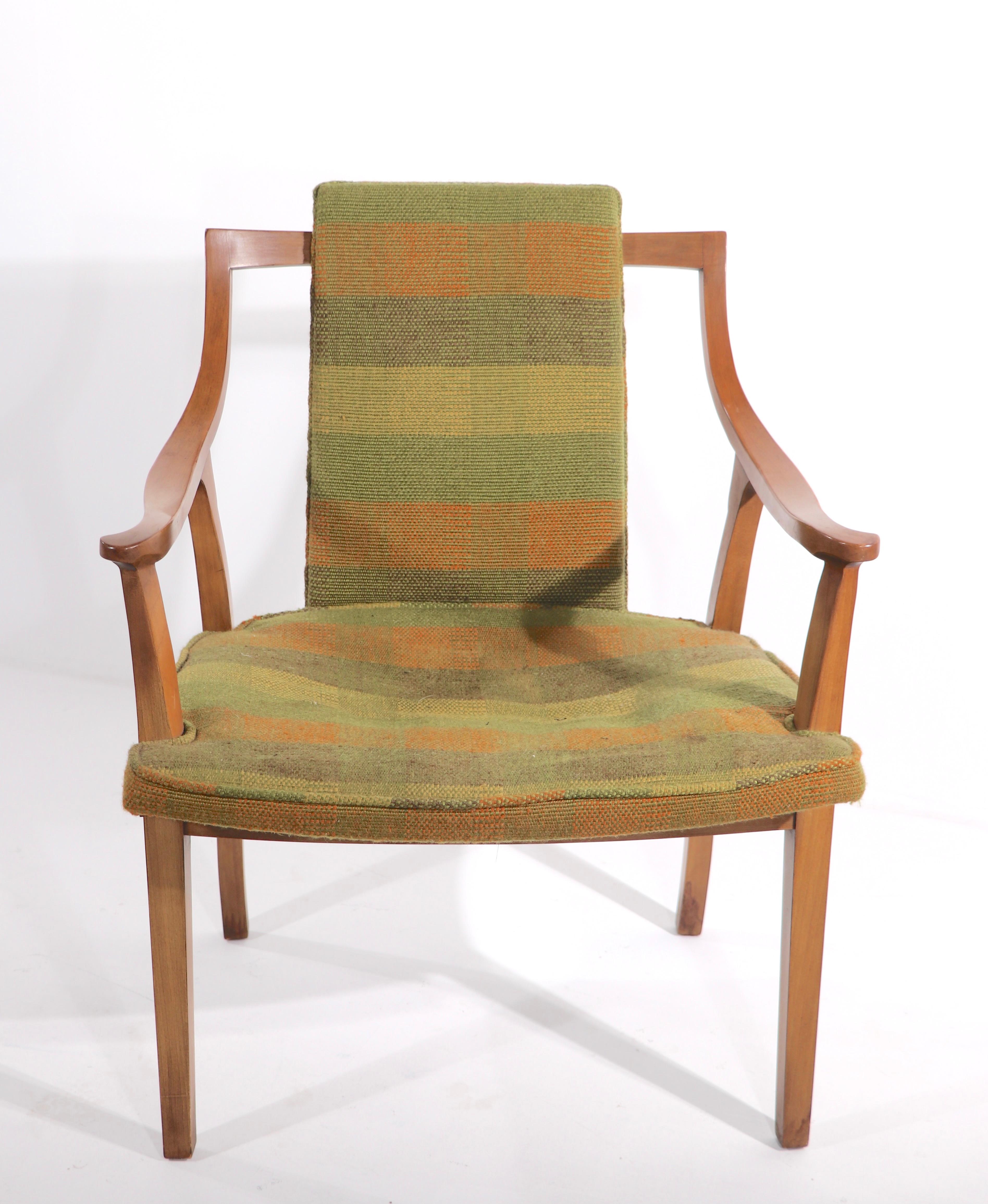 Schickes und stilvolles Paar offener Armlehnstühle von John Widdicomb. Diese raffinierten Stühle haben einen geschwungenen Holzrahmen, der eine gepolsterte Sitzfläche und Rückenlehne trägt. Die Stühle sind strukturell solide und stabil, beide weisen