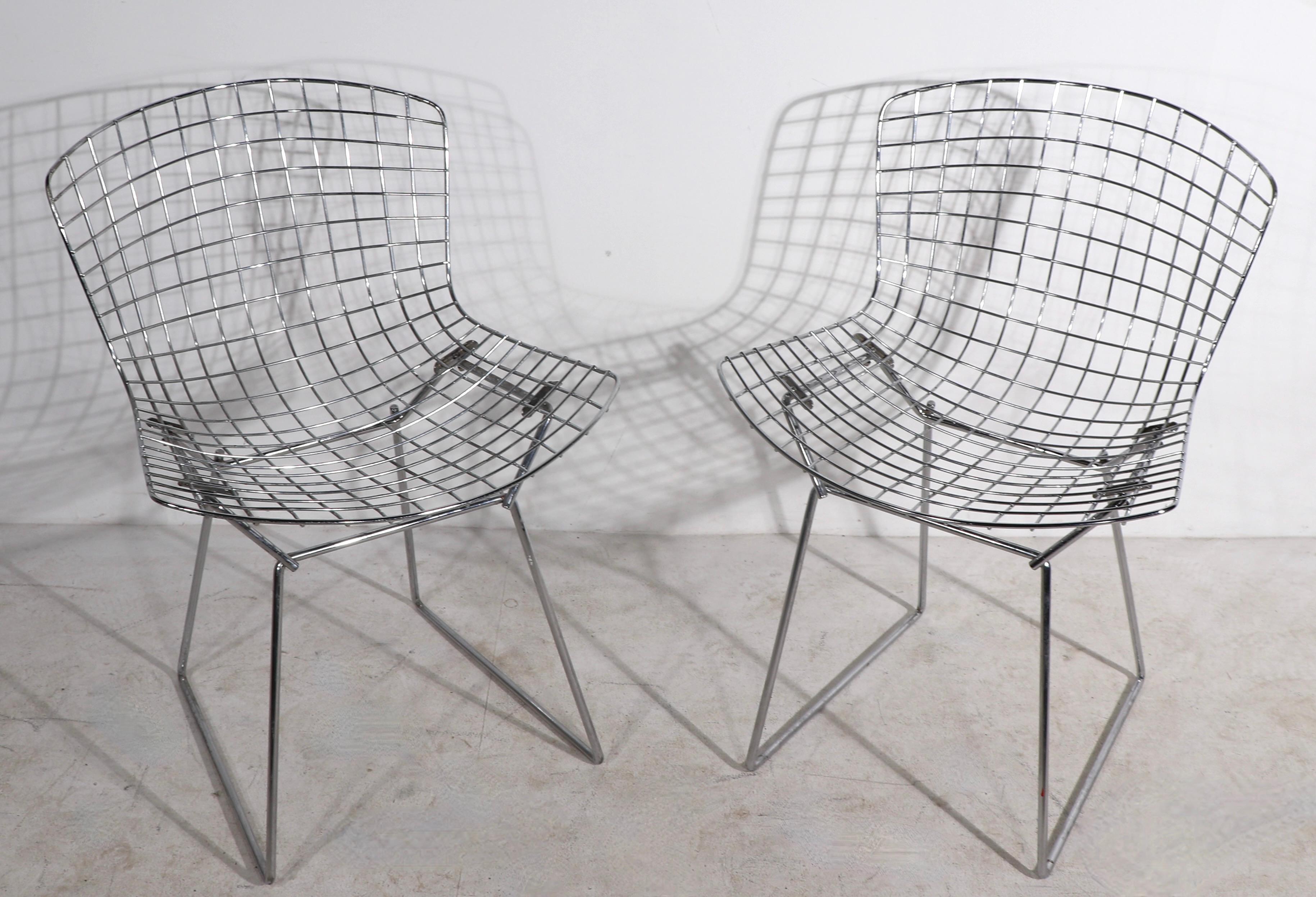 Nice pair of Bertoia side chairs, made by Knoll ca 1970's. The chairs are in very good original condition, one shows a slight bend to the from leg, please see images. Truly a modern design Classic, timeless and iconic. Priced and offer as a pair.