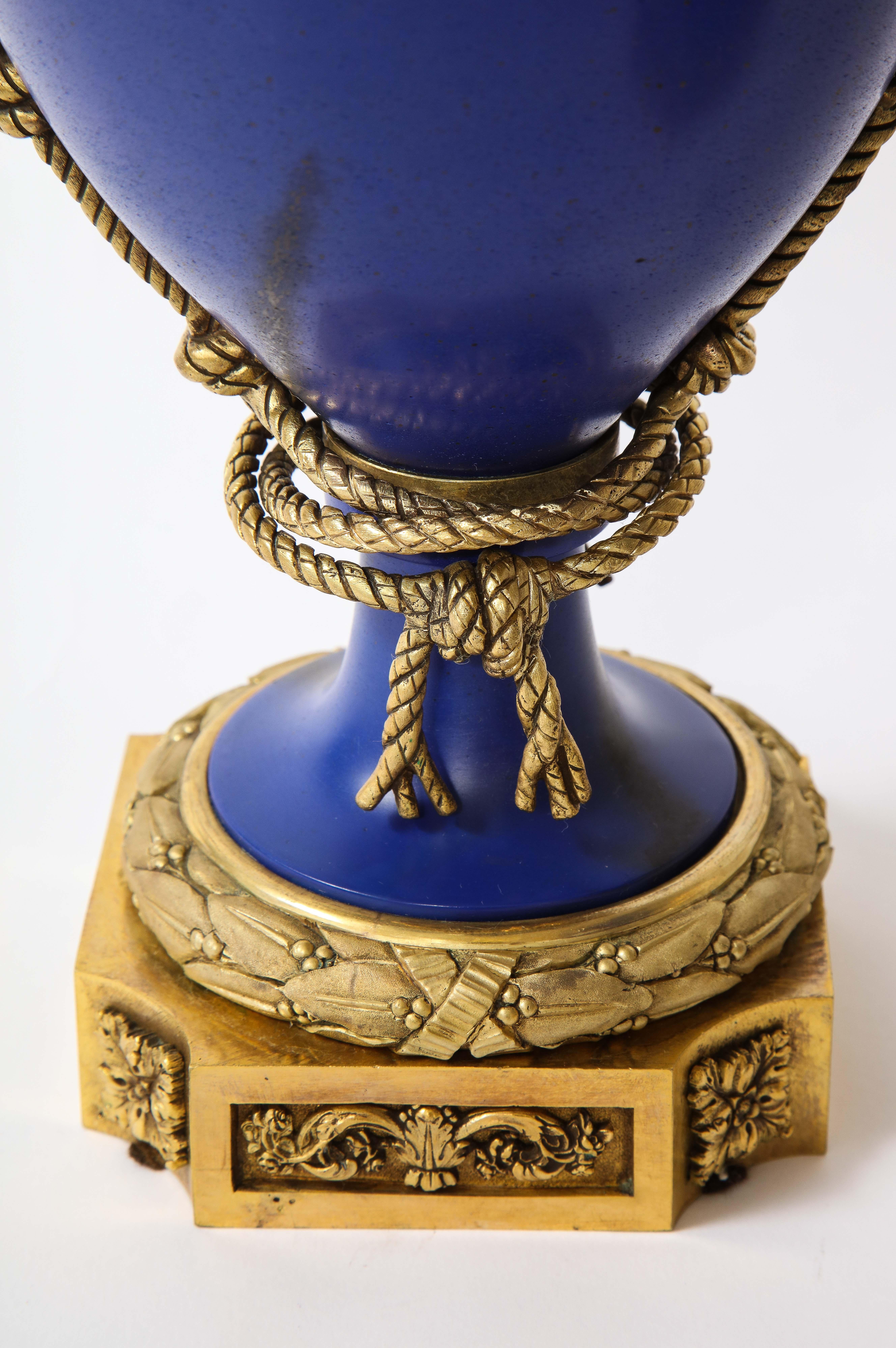Pr. Vasi in Lapislazzuli Scagliola Ormolu montati in stile Luigi XVI, Paris 1800 in vendita 3