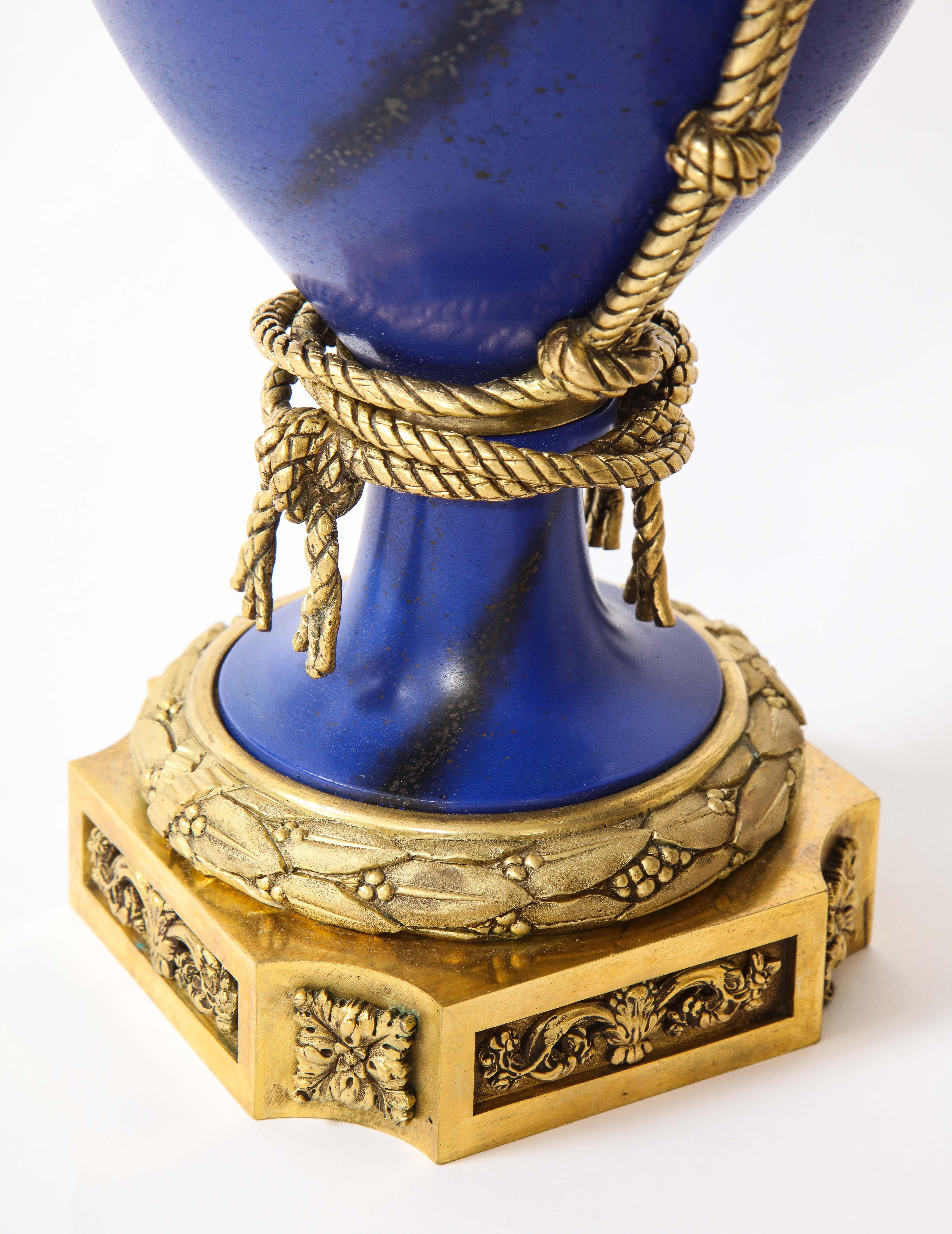 Pr. Vasi in Lapislazzuli Scagliola Ormolu montati in stile Luigi XVI, Paris 1800 in vendita 4