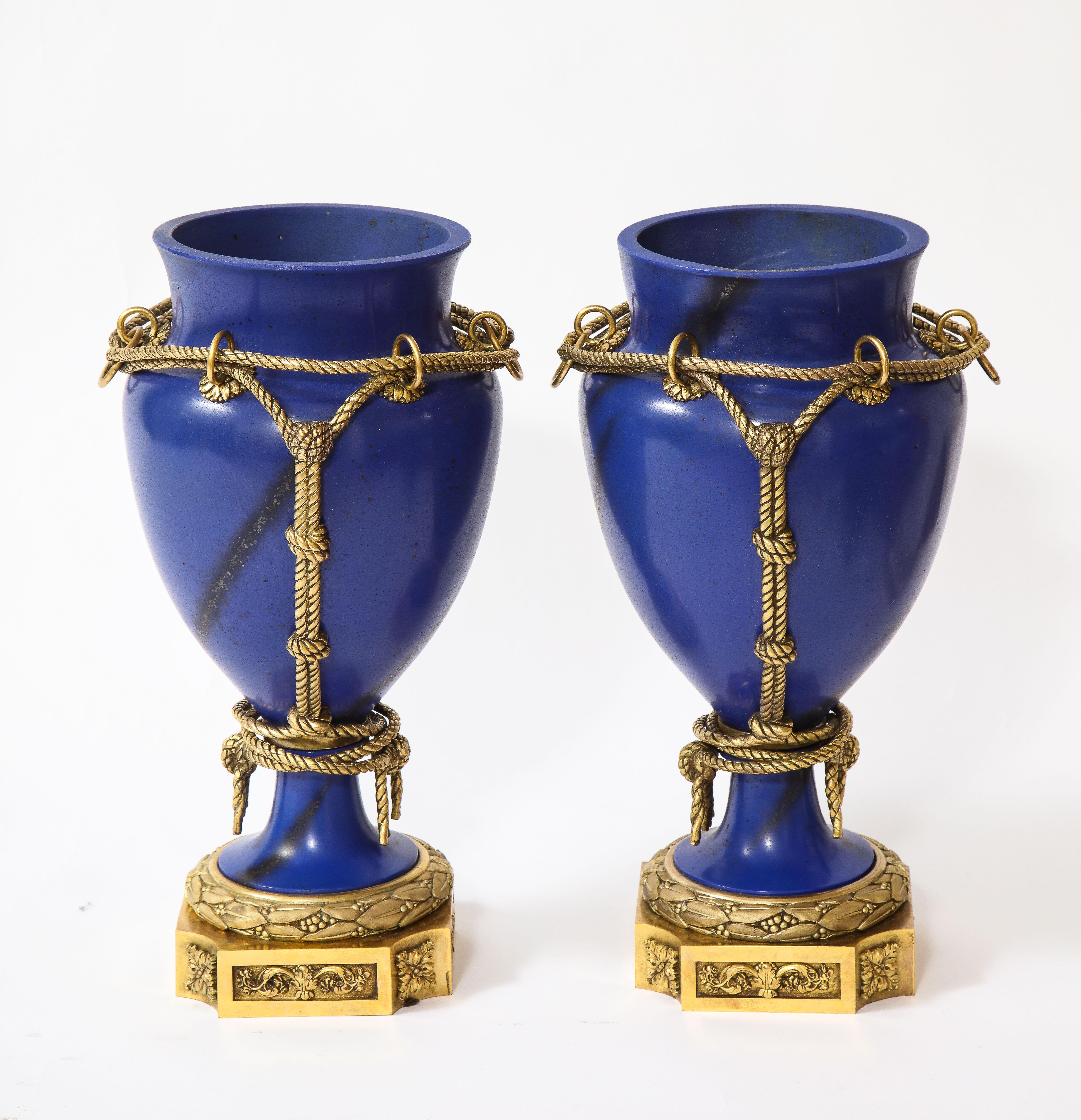 Magnifica coppia di vasi francesi del XIX secolo in lapislazzuli con montatura in corda d'ormeggio.  Ognuno di essi è realizzato in lapislazzuli scagliola e montato con ormolatura finemente fusa. Hanno una forma classica ad anfora, con superfici blu