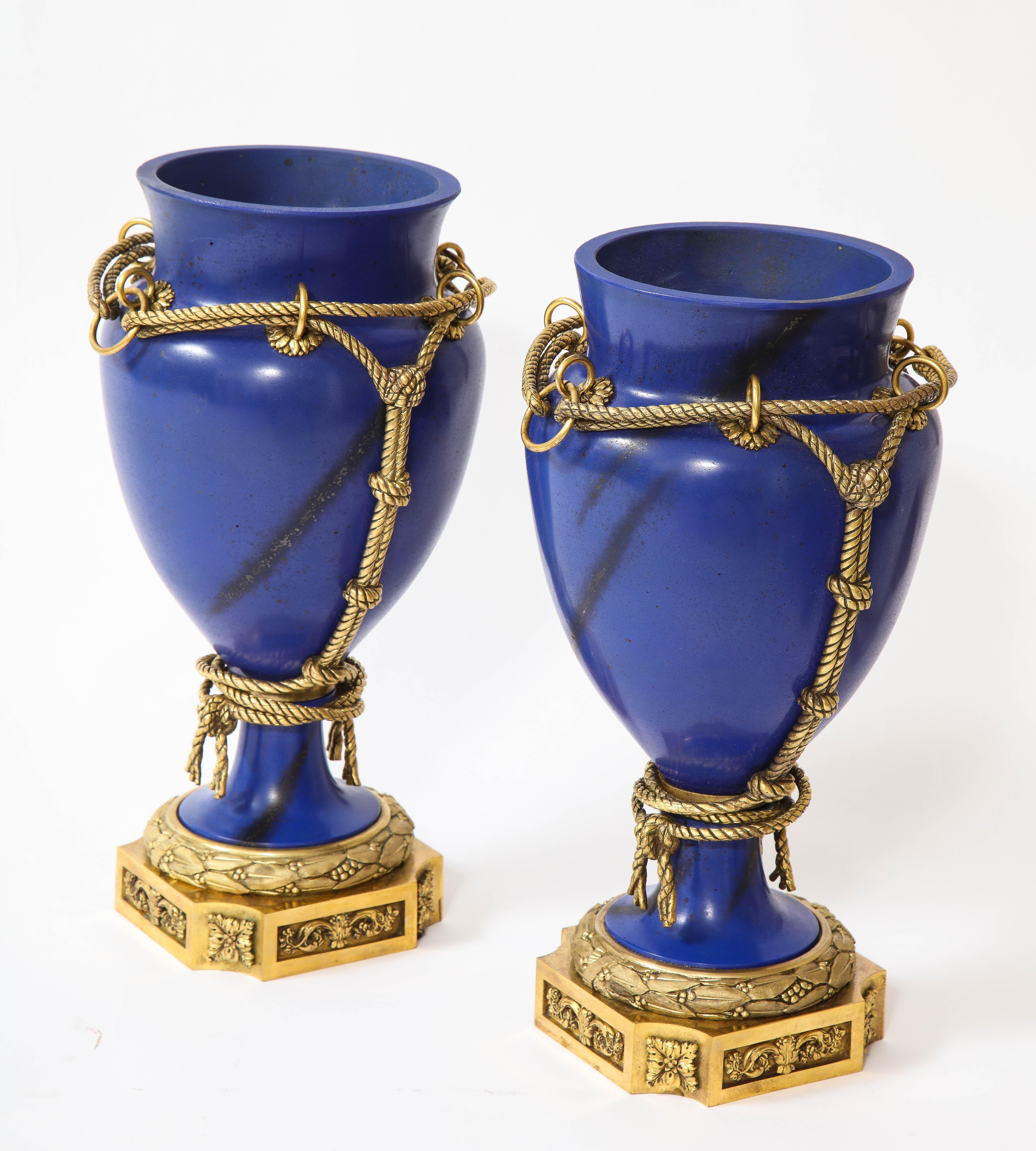 Francese Pr. Vasi in Lapislazzuli Scagliola Ormolu montati in stile Luigi XVI, Paris 1800 in vendita