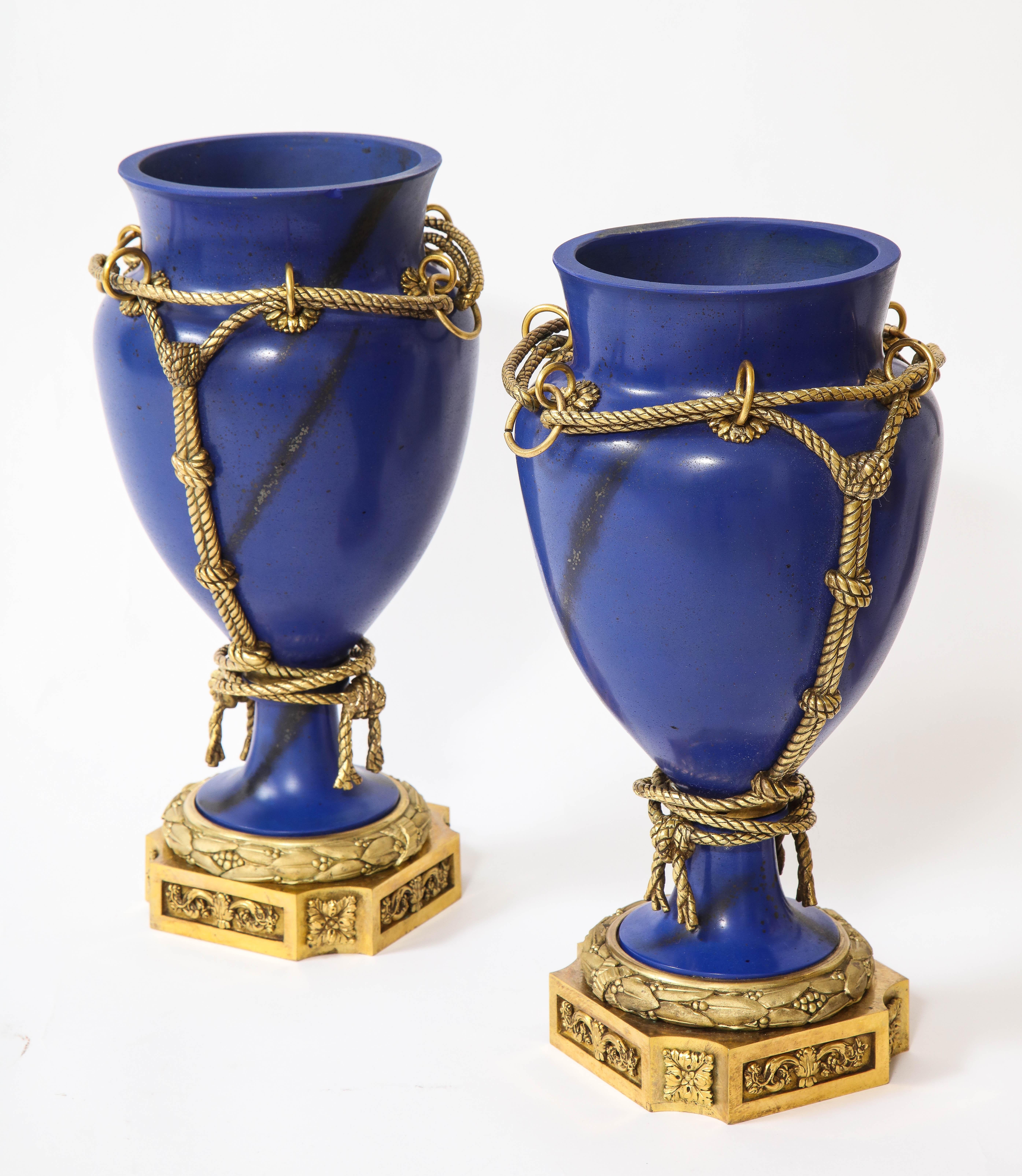 Dorato Pr. Vasi in Lapislazzuli Scagliola Ormolu montati in stile Luigi XVI, Paris 1800 in vendita