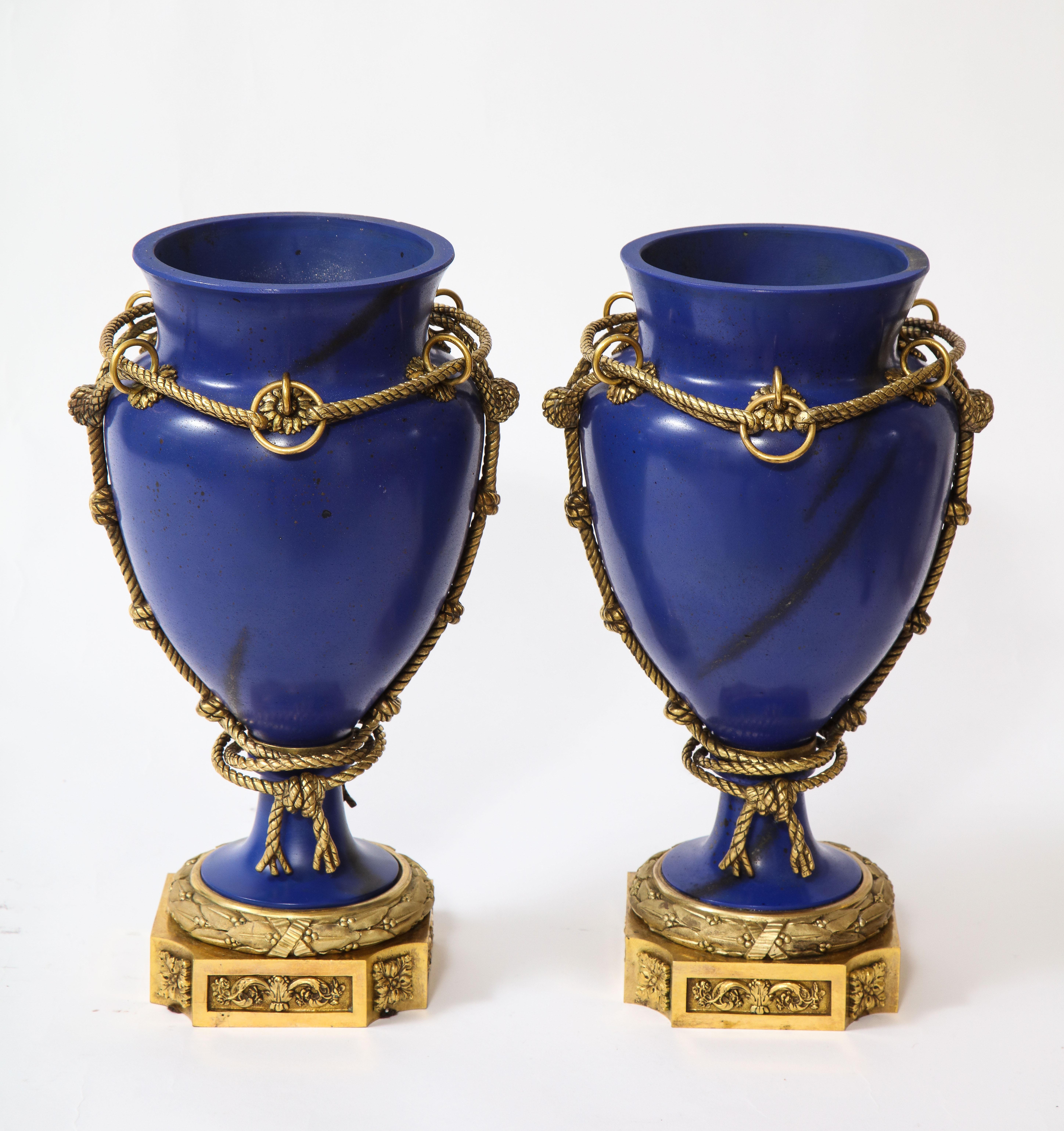 Pr. Vasi in Lapislazzuli Scagliola Ormolu montati in stile Luigi XVI, Paris 1800 In condizioni buone in vendita a New York, NY