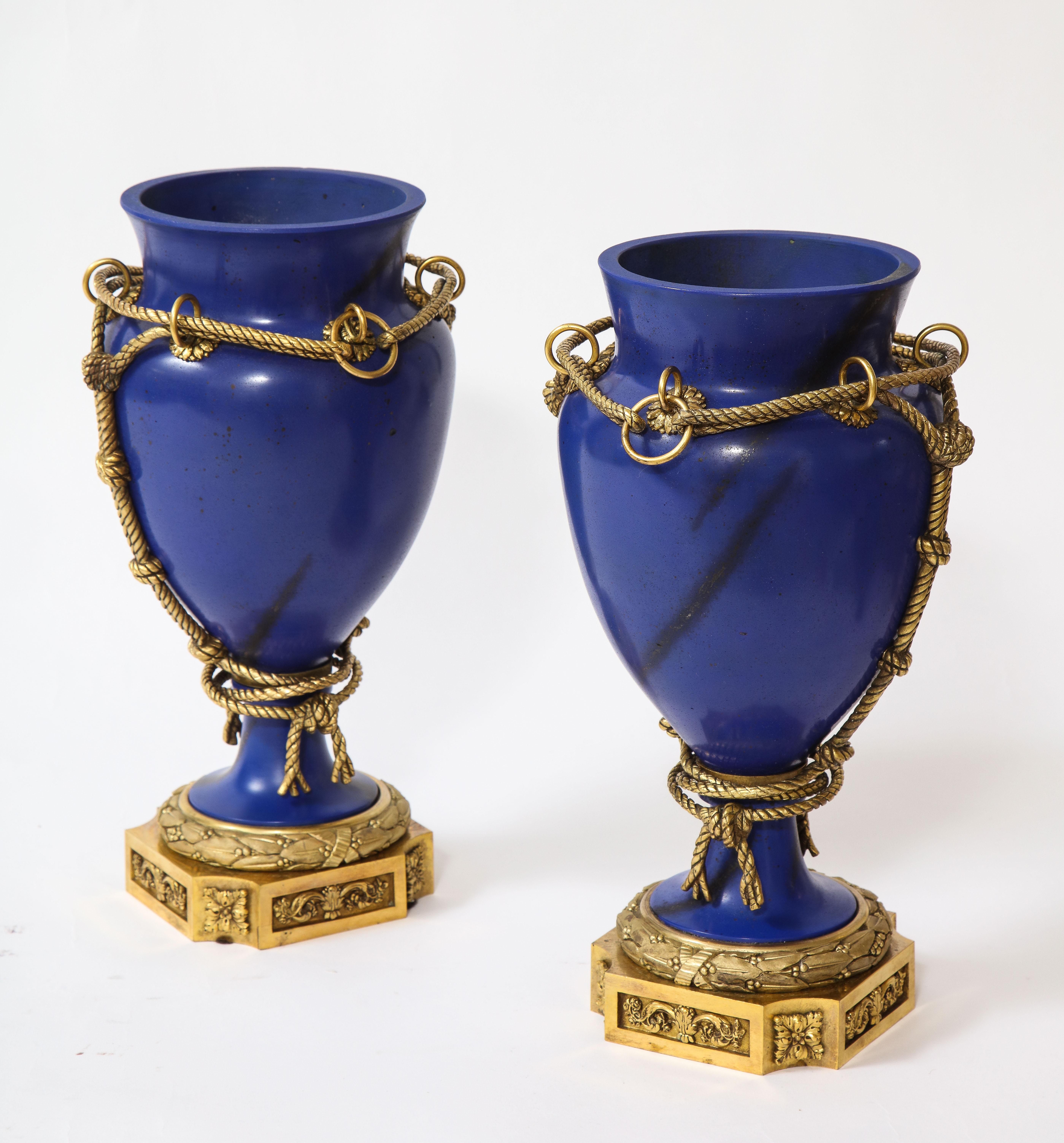 Fine XIX secolo Pr. Vasi in Lapislazzuli Scagliola Ormolu montati in stile Luigi XVI, Paris 1800 in vendita