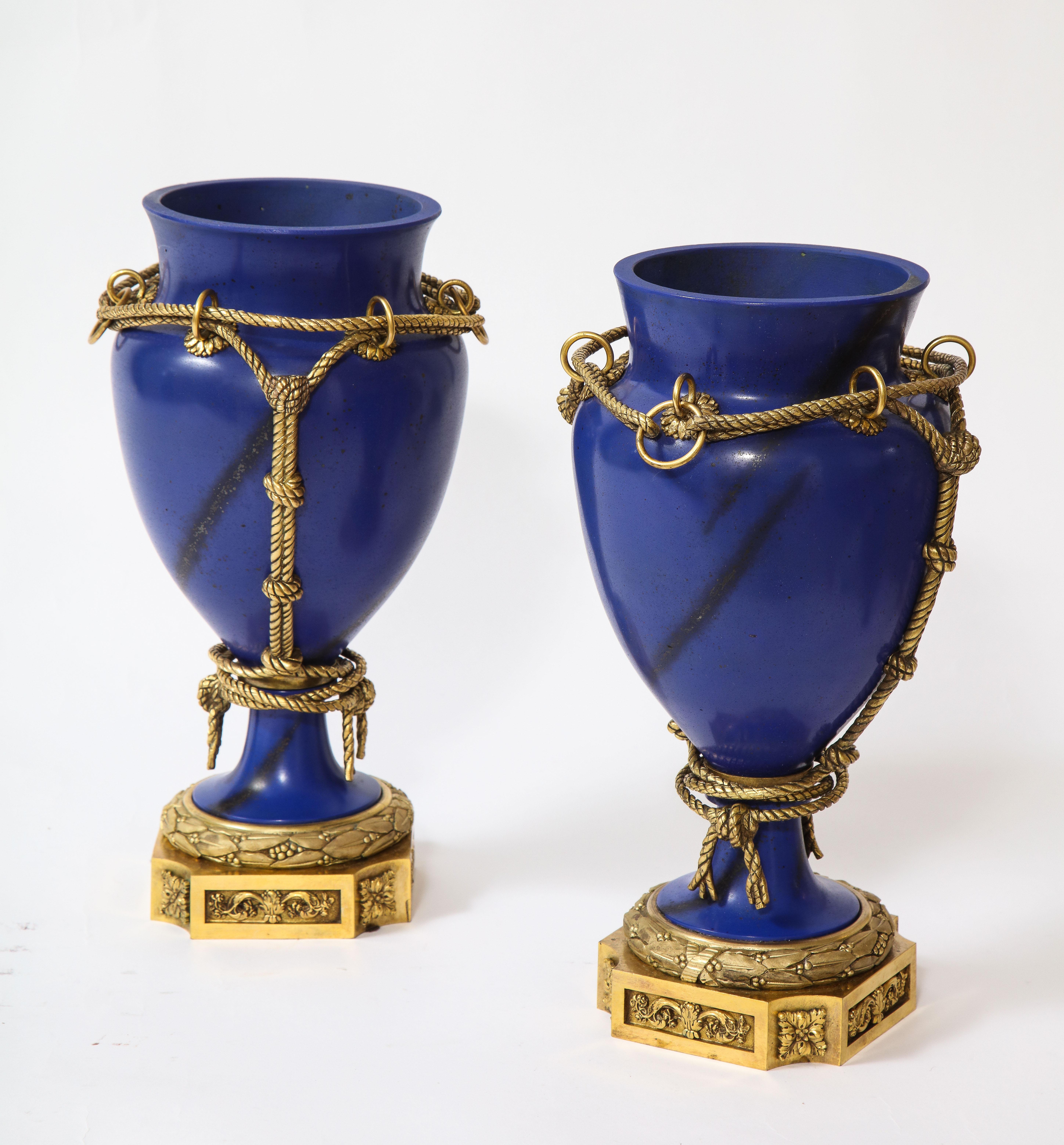 Bronzo Pr. Vasi in Lapislazzuli Scagliola Ormolu montati in stile Luigi XVI, Paris 1800 in vendita