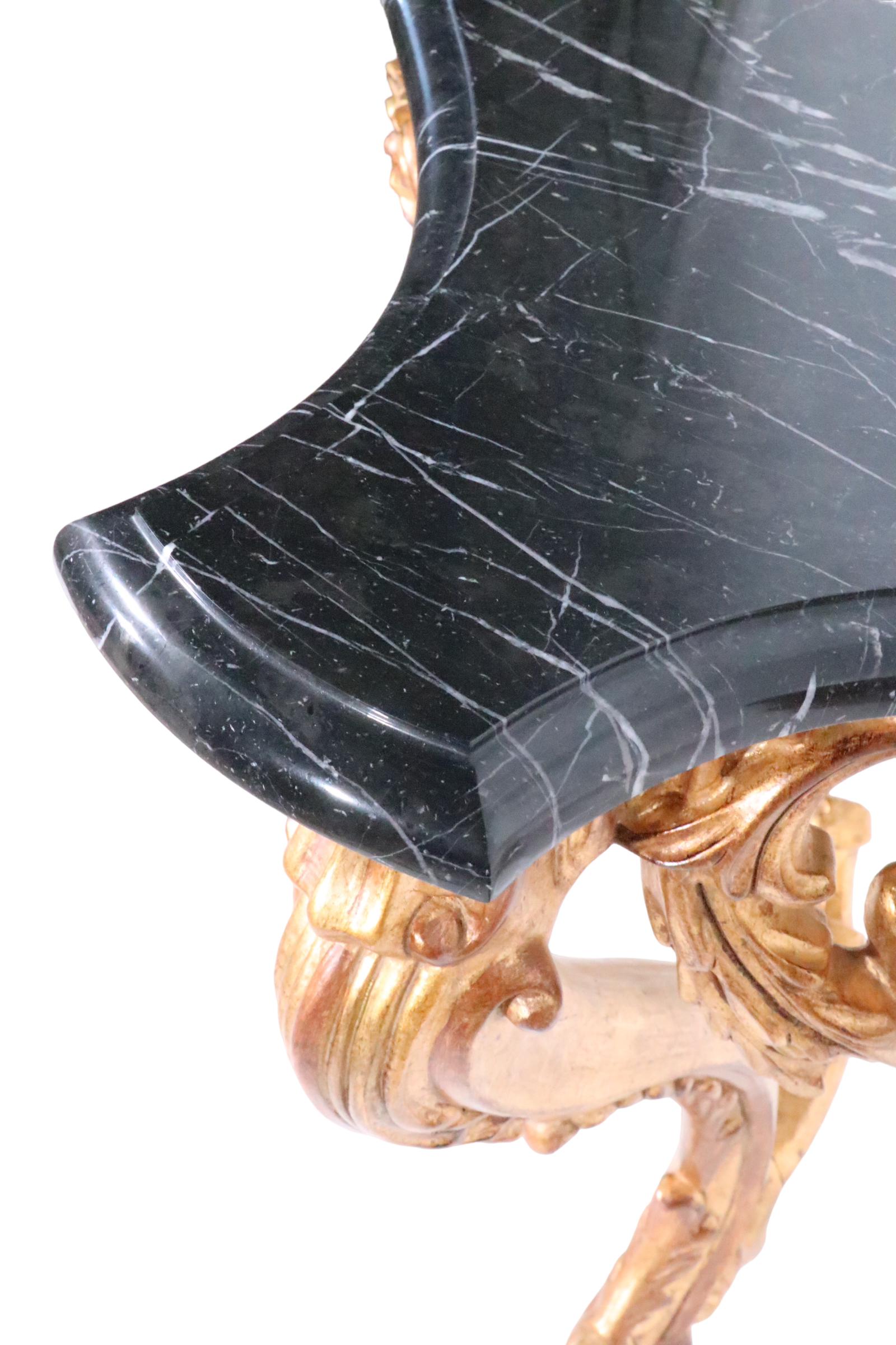 Pr. Vergoldete Konsolen im Stil Louis XV und Marmor aus Italien 20. im Zustand „Gut“ im Angebot in New York, NY