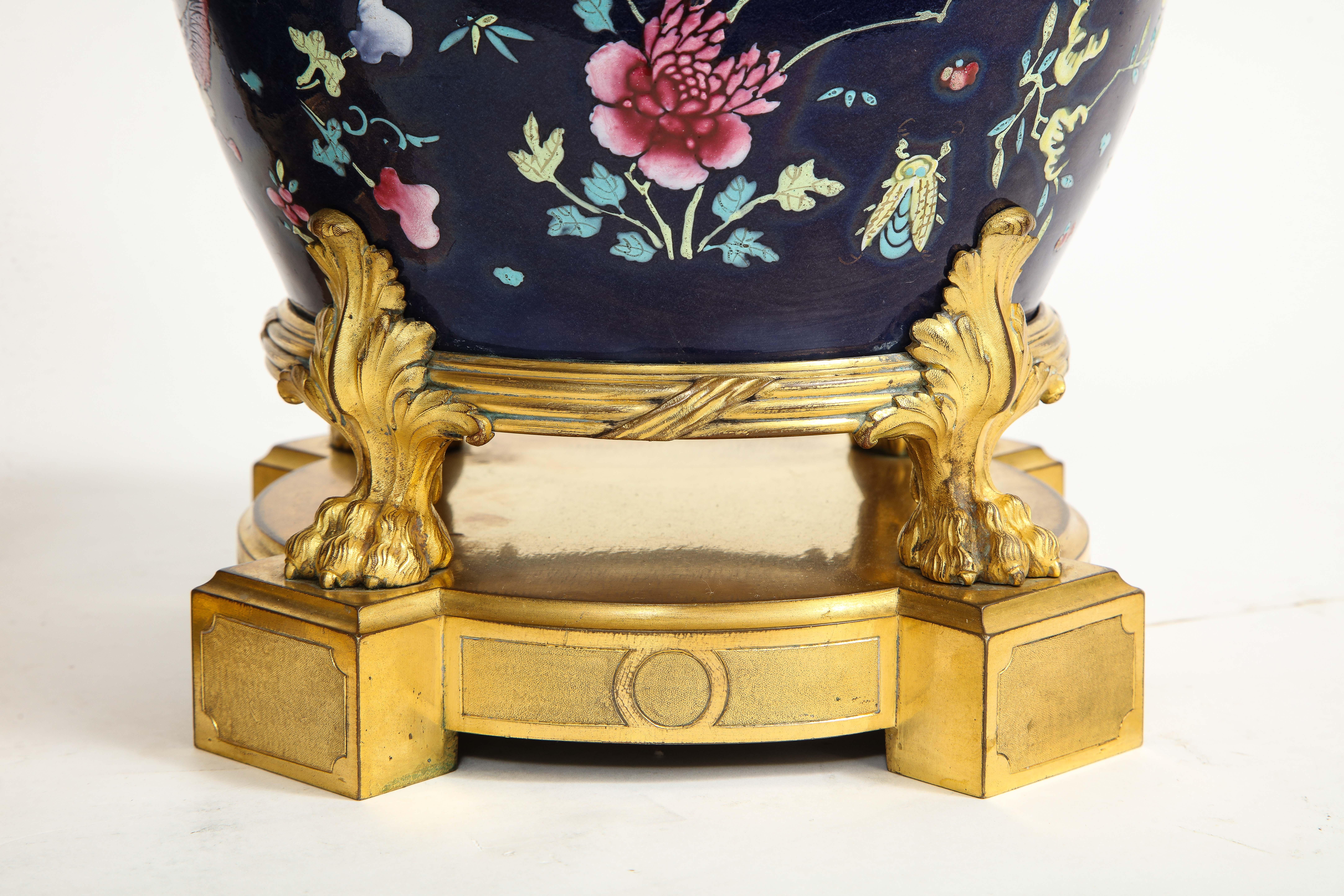 Pr Louis XVI Französischer Dore Bronze montierter chinesischer Famille-Rose-Porzellan-Toppourri aus Famille-Porzellan im Angebot 5