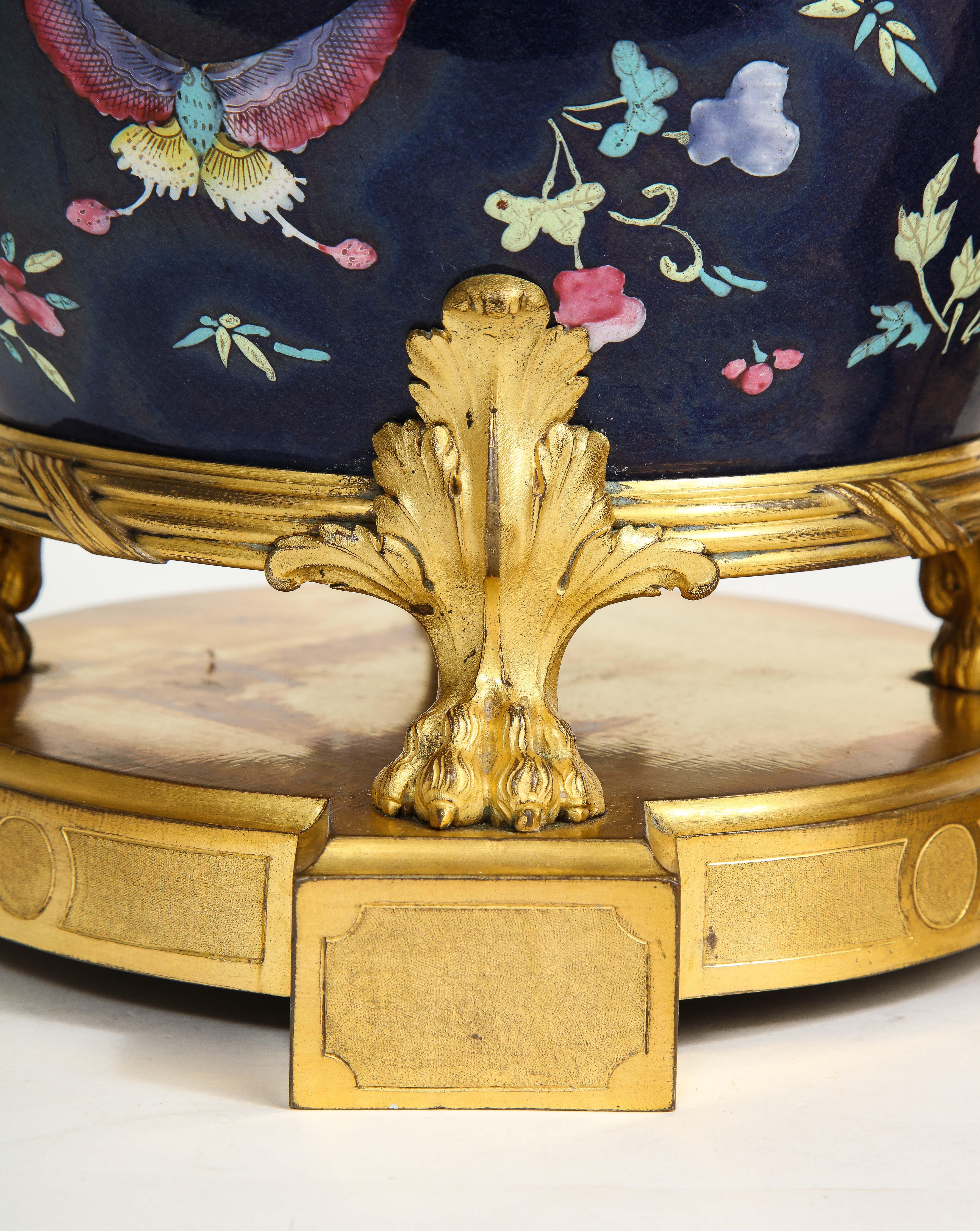 Pr Louis XVI Französischer Dore Bronze montierter chinesischer Famille-Rose-Porzellan-Toppourri aus Famille-Porzellan im Angebot 7
